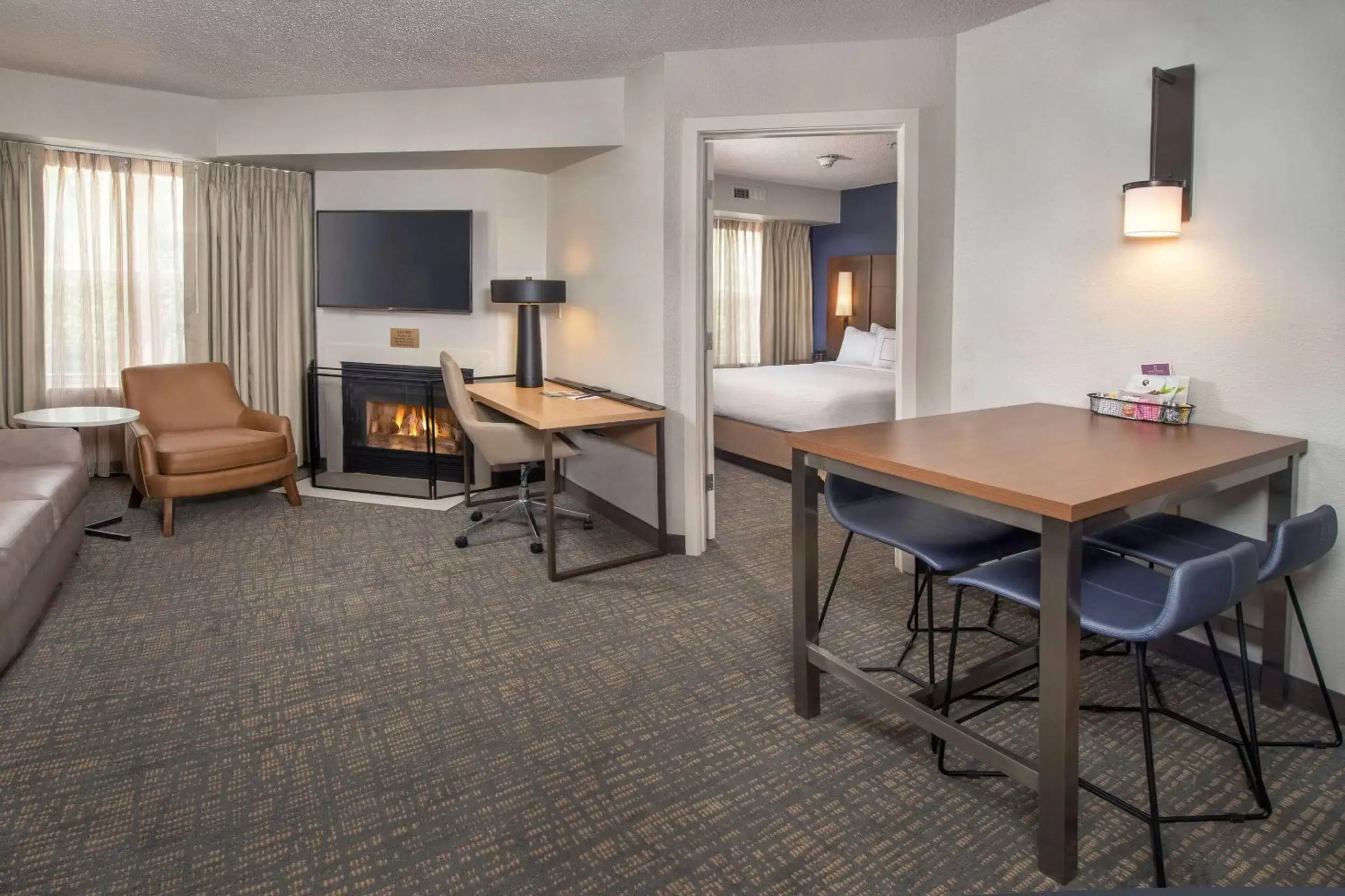 Photo of the whole room, Dining Area in Sonesta ES Suites Baltimore BWI Airport