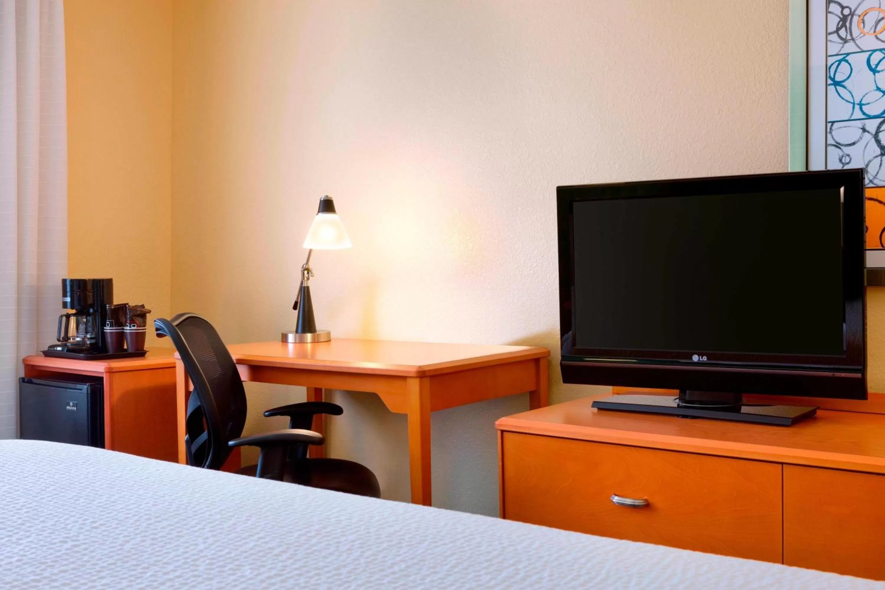 Photo of the whole room, Bed in Fairfield Inn & Suites by Marriott Houston Energy Corridor/Katy Freeway