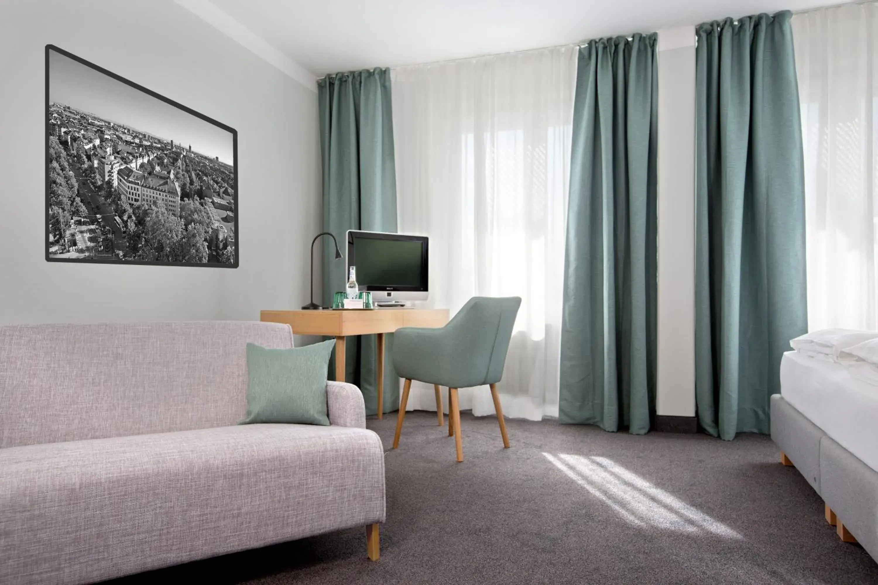 Photo of the whole room, Seating Area in Hotel Rotkreuzplatz