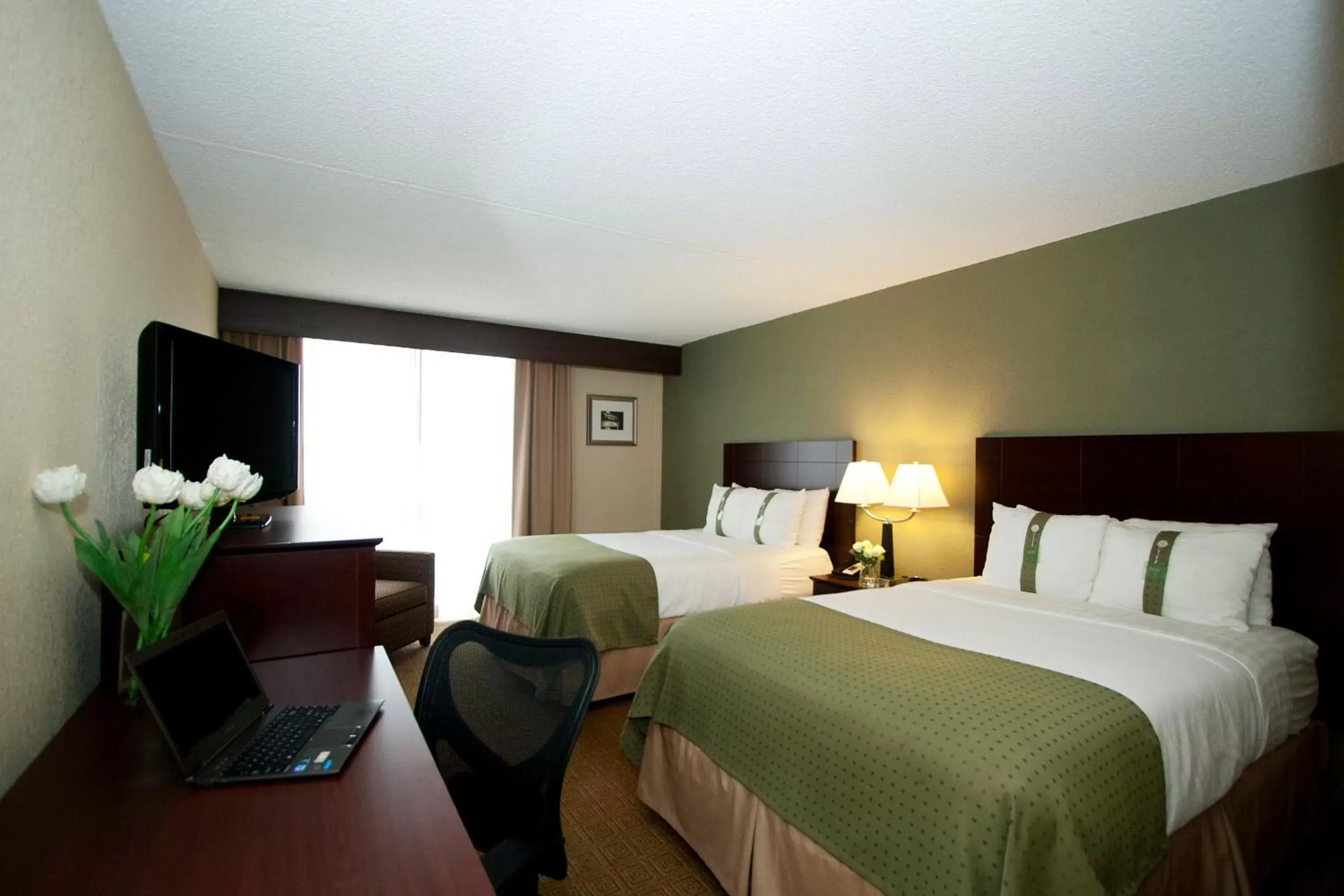 Photo of the whole room, Bed in Holiday Inn South Plainfield-Piscataway, an IHG Hotel