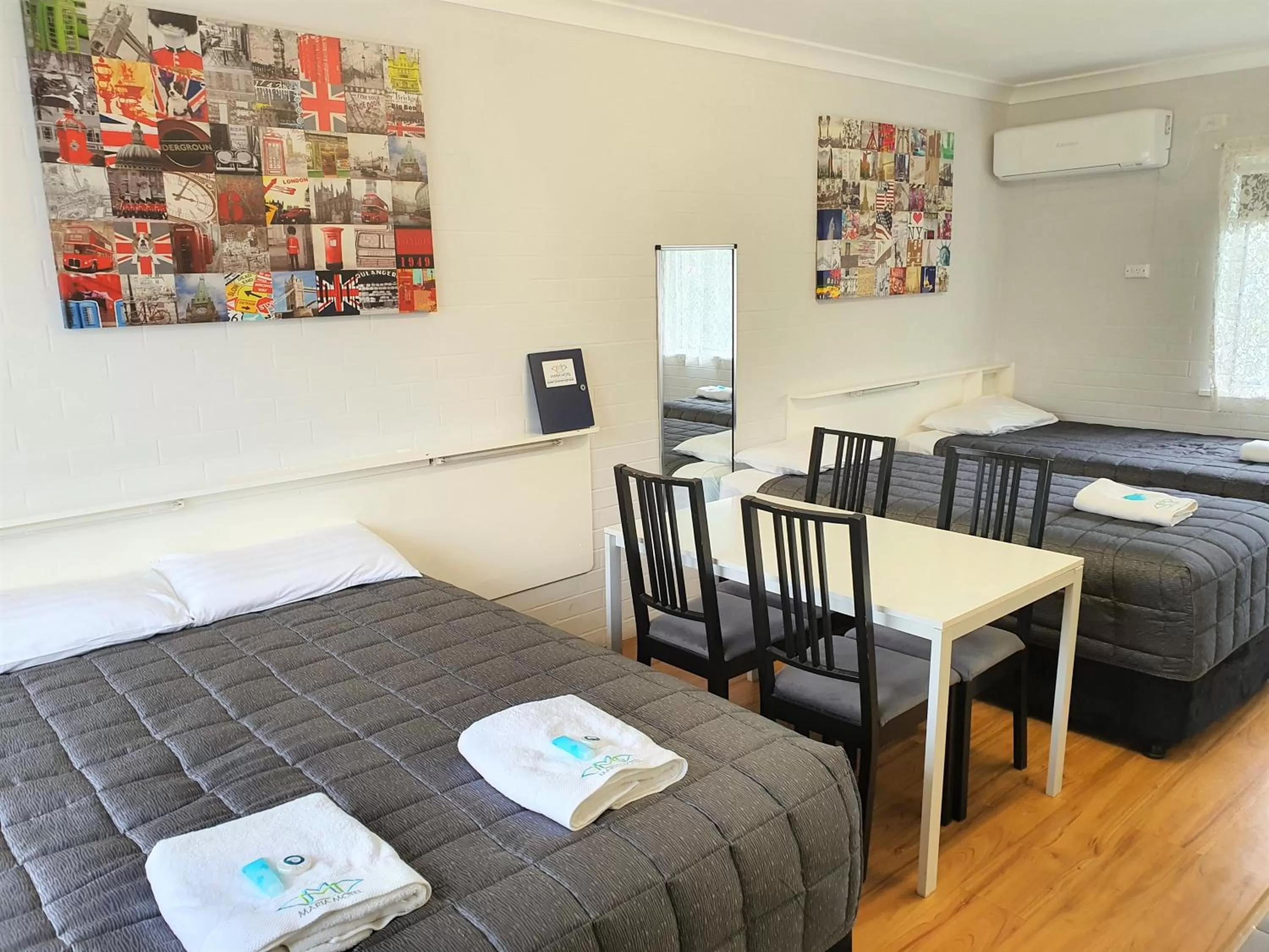 Seating area, Bed in Maria Motel