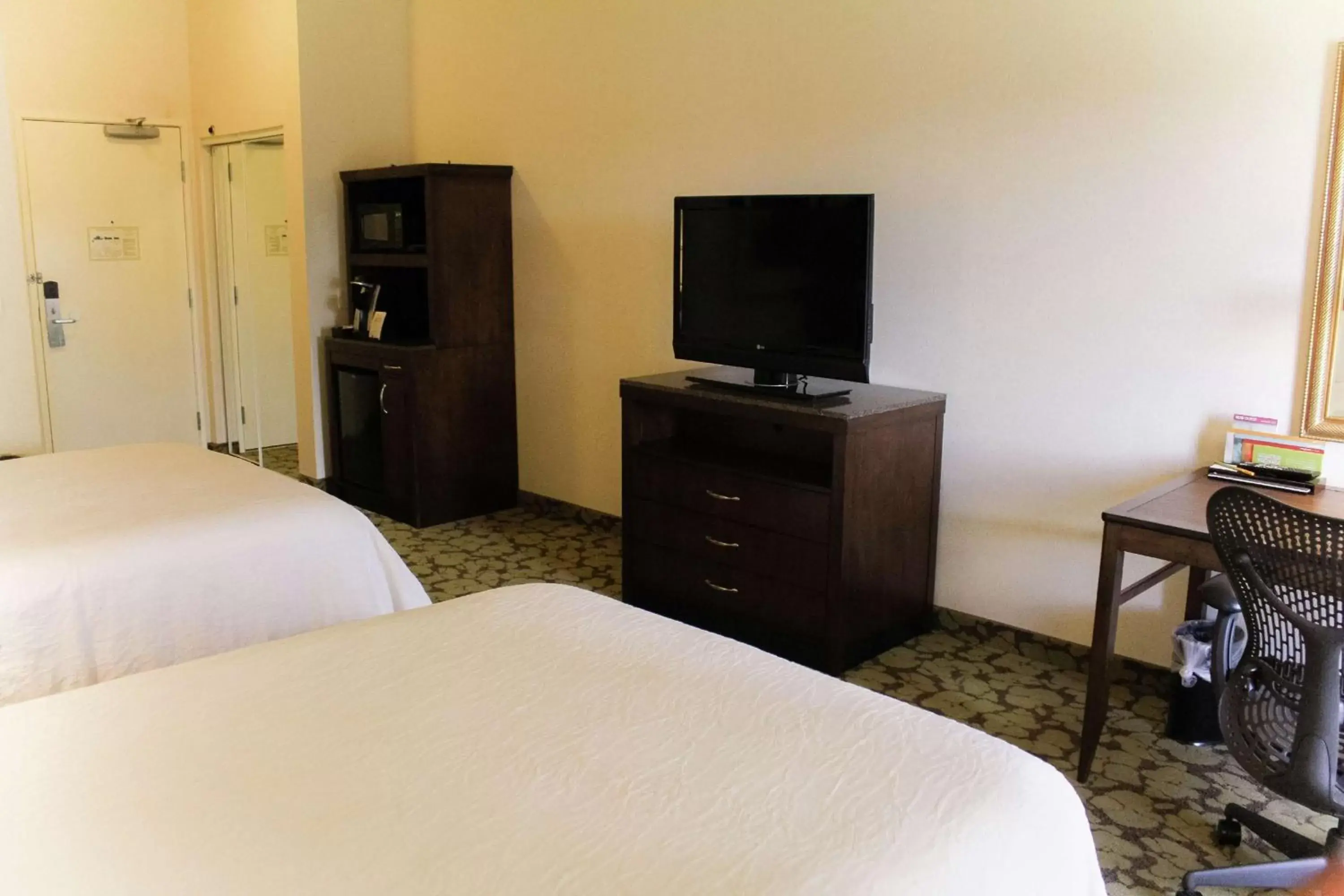 Bedroom, TV/Entertainment Center in Hilton Garden Inn Redding