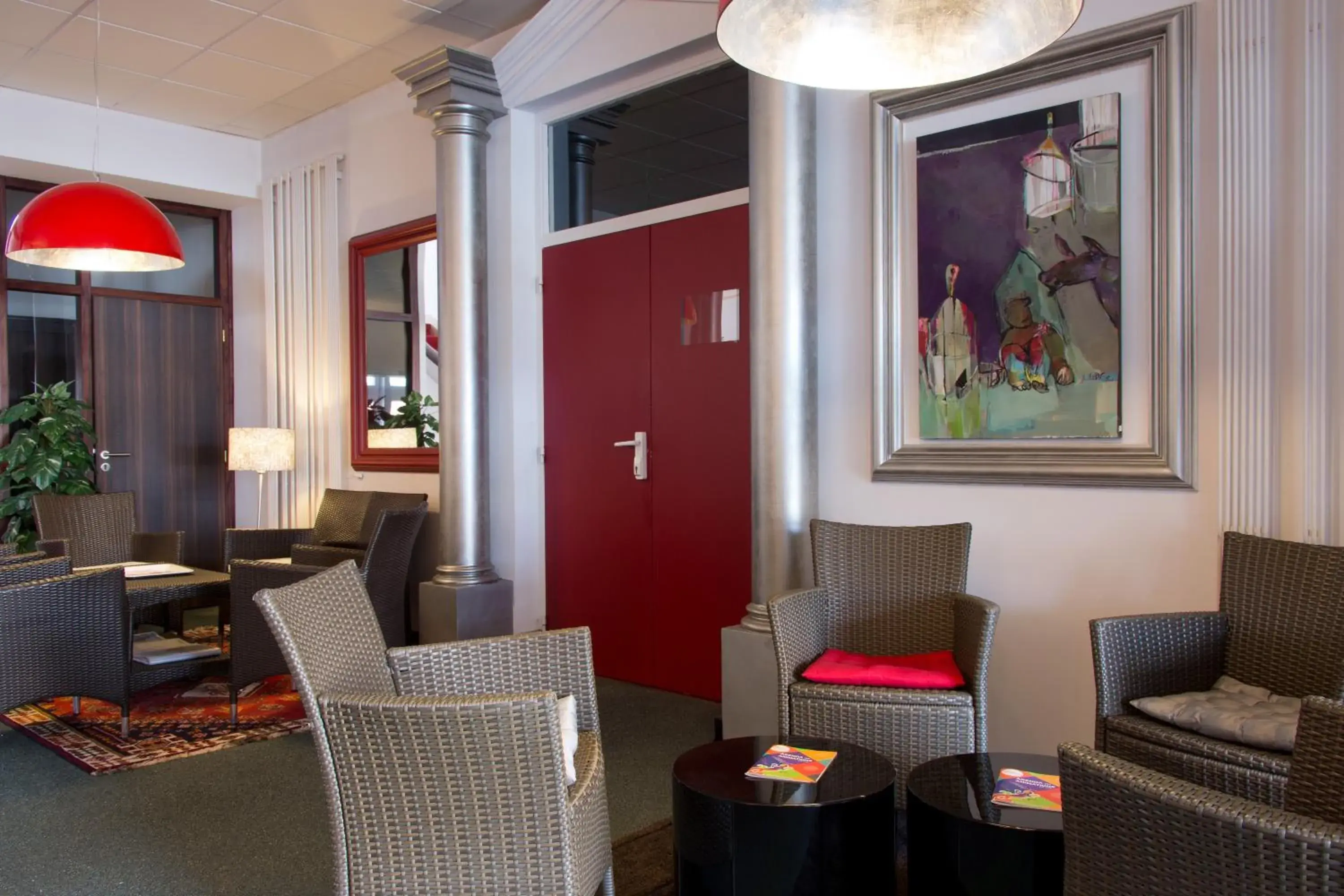 Lobby or reception, Seating Area in The Originals Boutique, Hotel Le Pariou, Issoire (Qualys-Hotel)