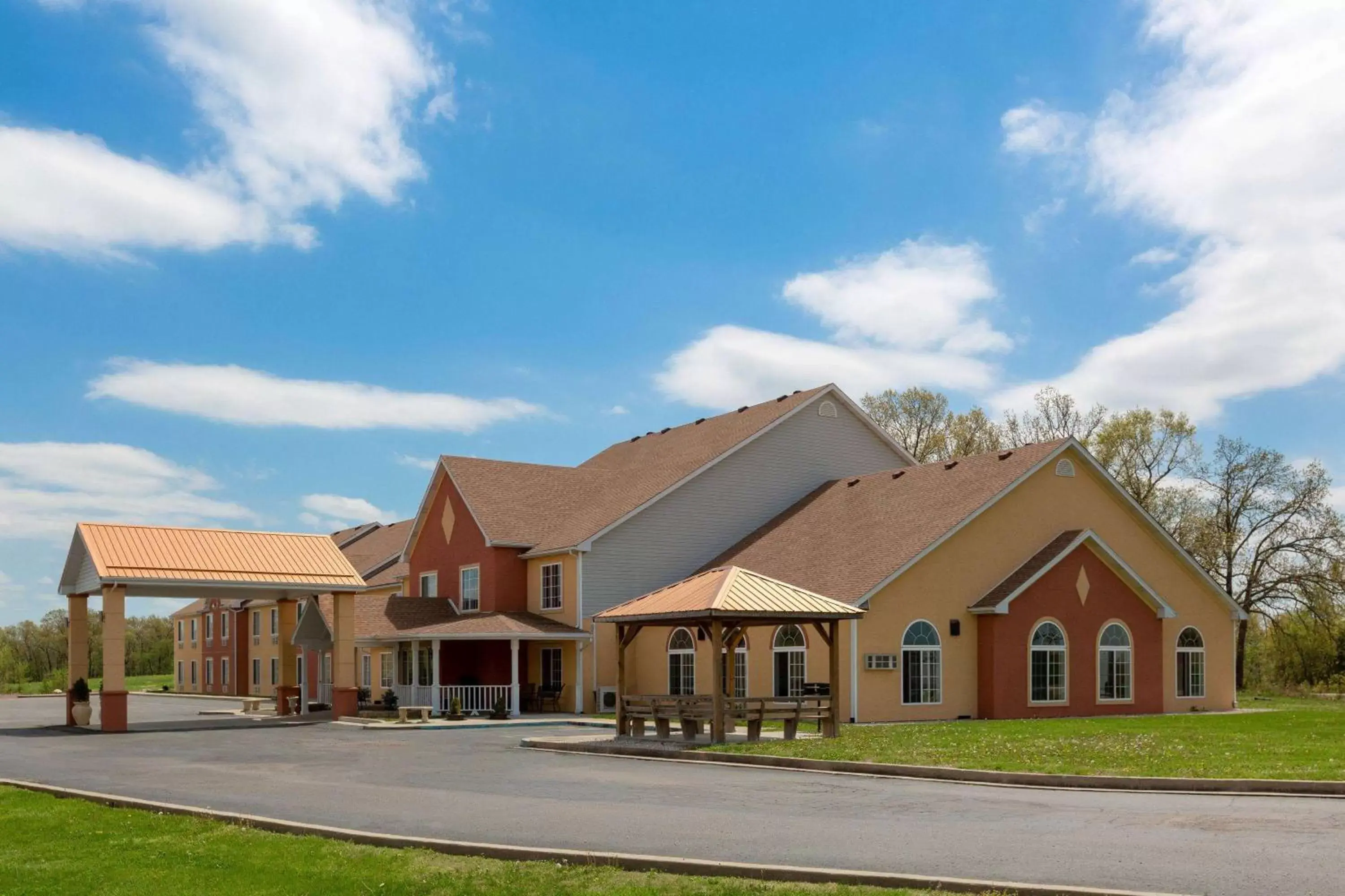 Property building in Super 8 by Wyndham Lake of the Ozarks Property building in Super 8 by Wyndham Lake of the Ozarks