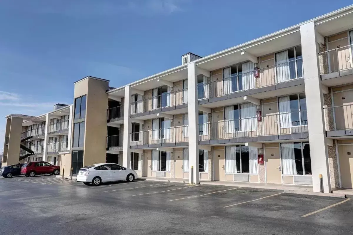 Property building in Fiddlers Inn Opryland Property building in Fiddlers Inn Opryland