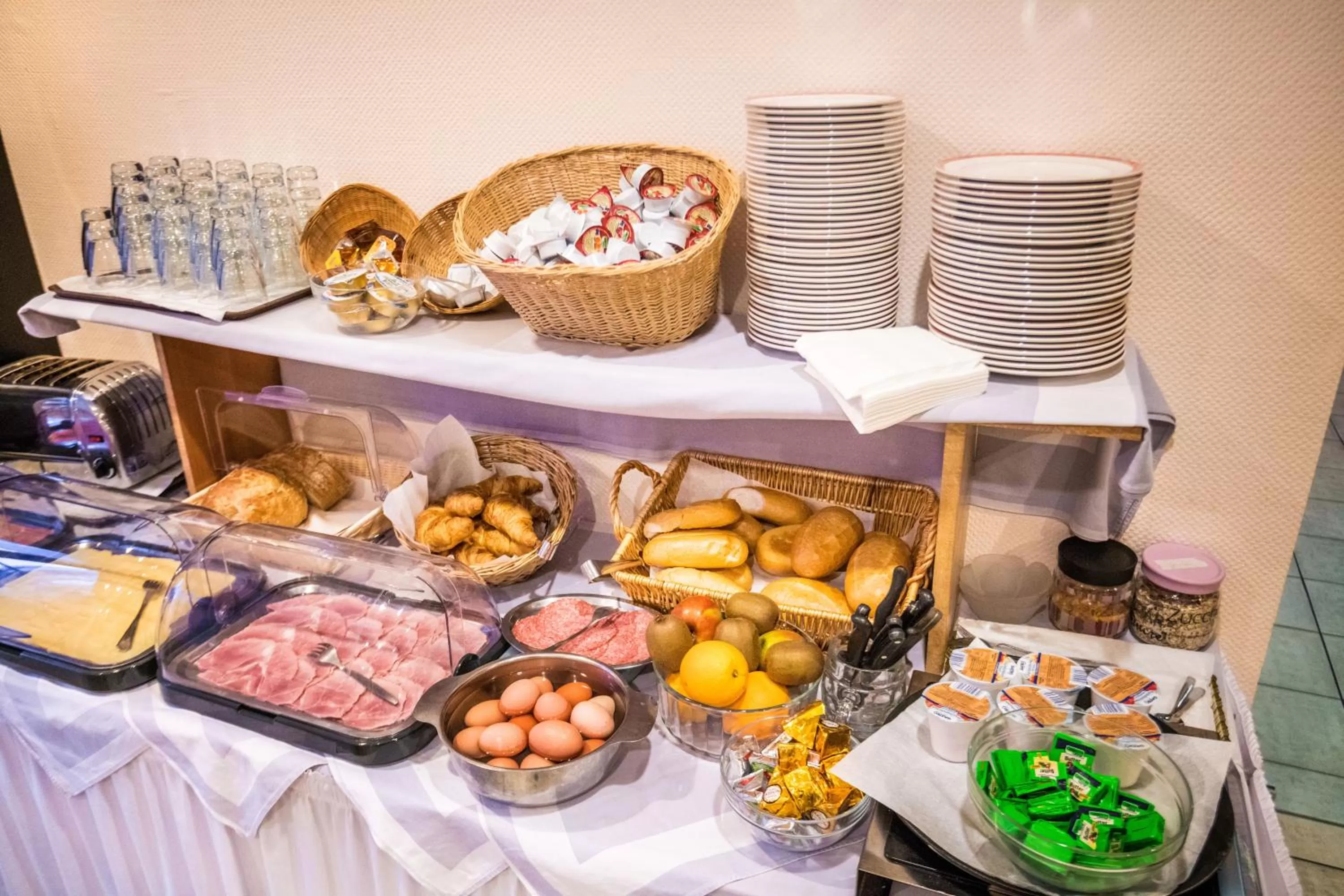 Restaurant/places to eat in Hotel Le Postillon