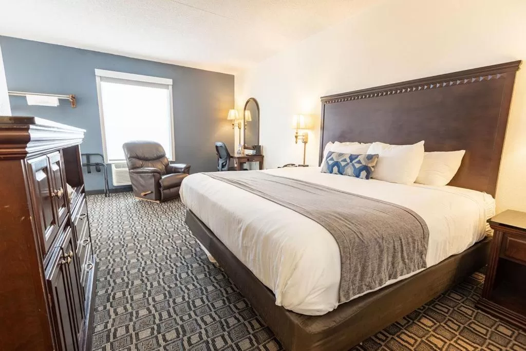 Bedroom, Bed in Savannah House Hotel