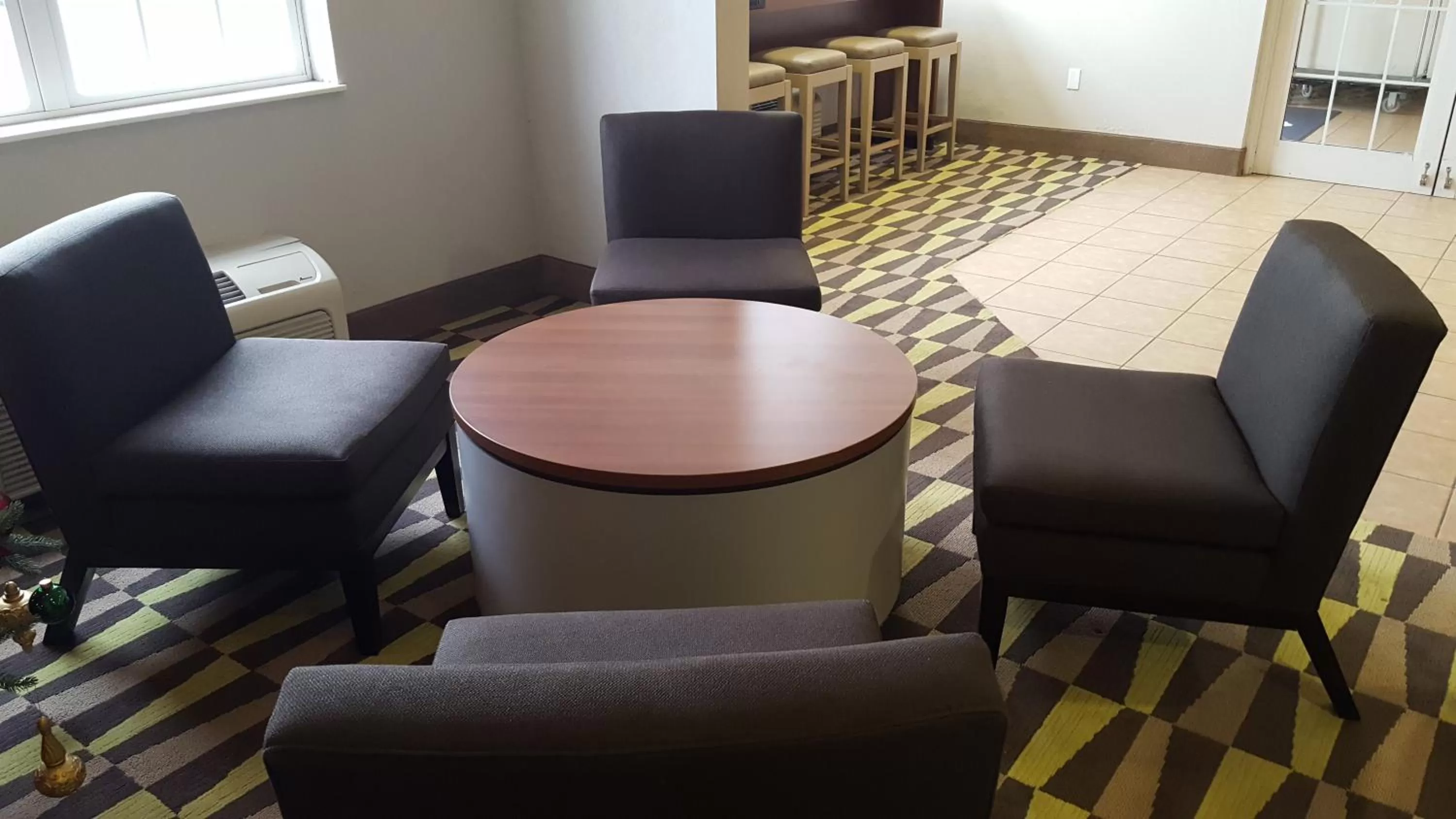Seating area in Microtel Inn & Suites by Wyndham Bellevue