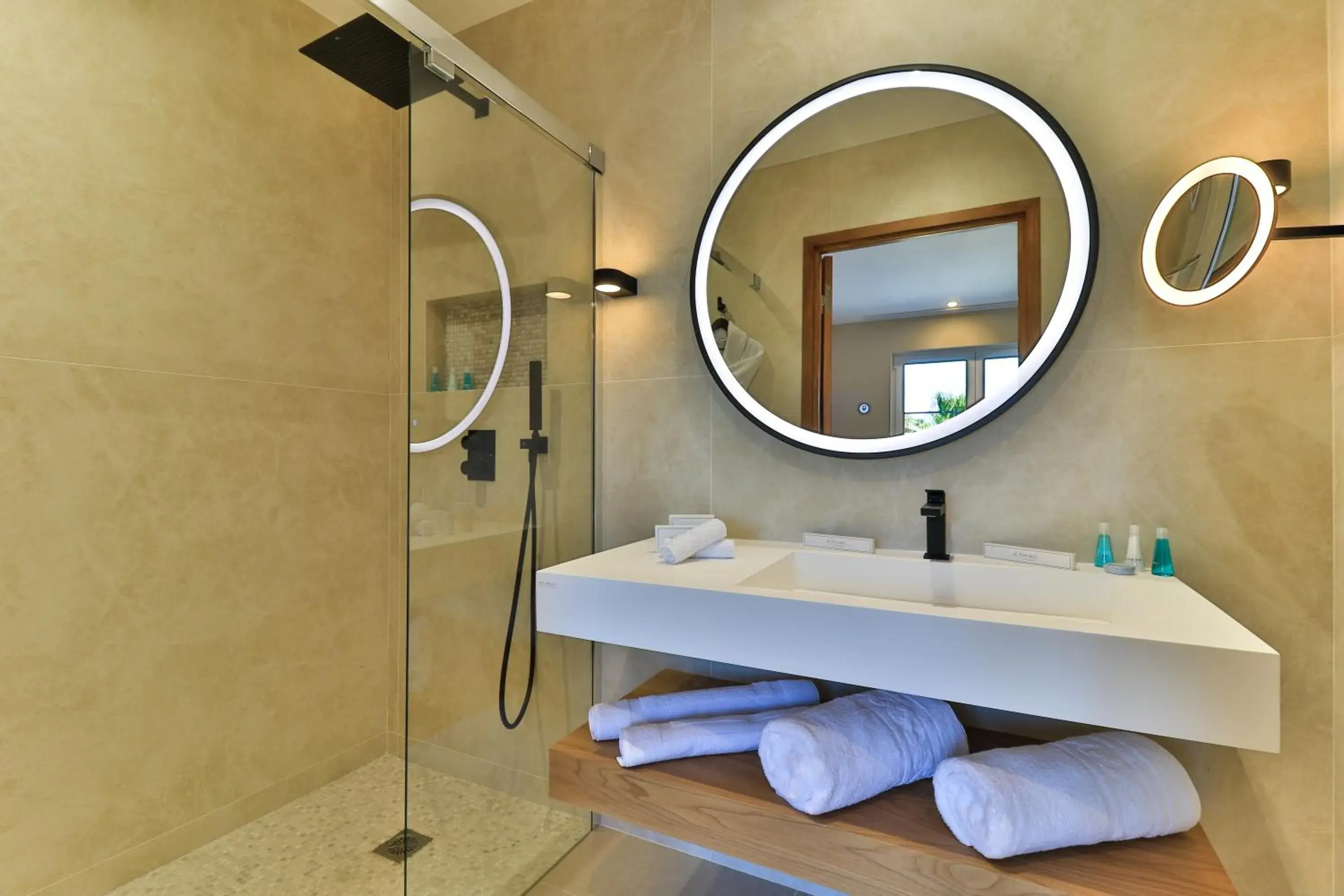 Shower, Bathroom in Hostellerie La Farandole