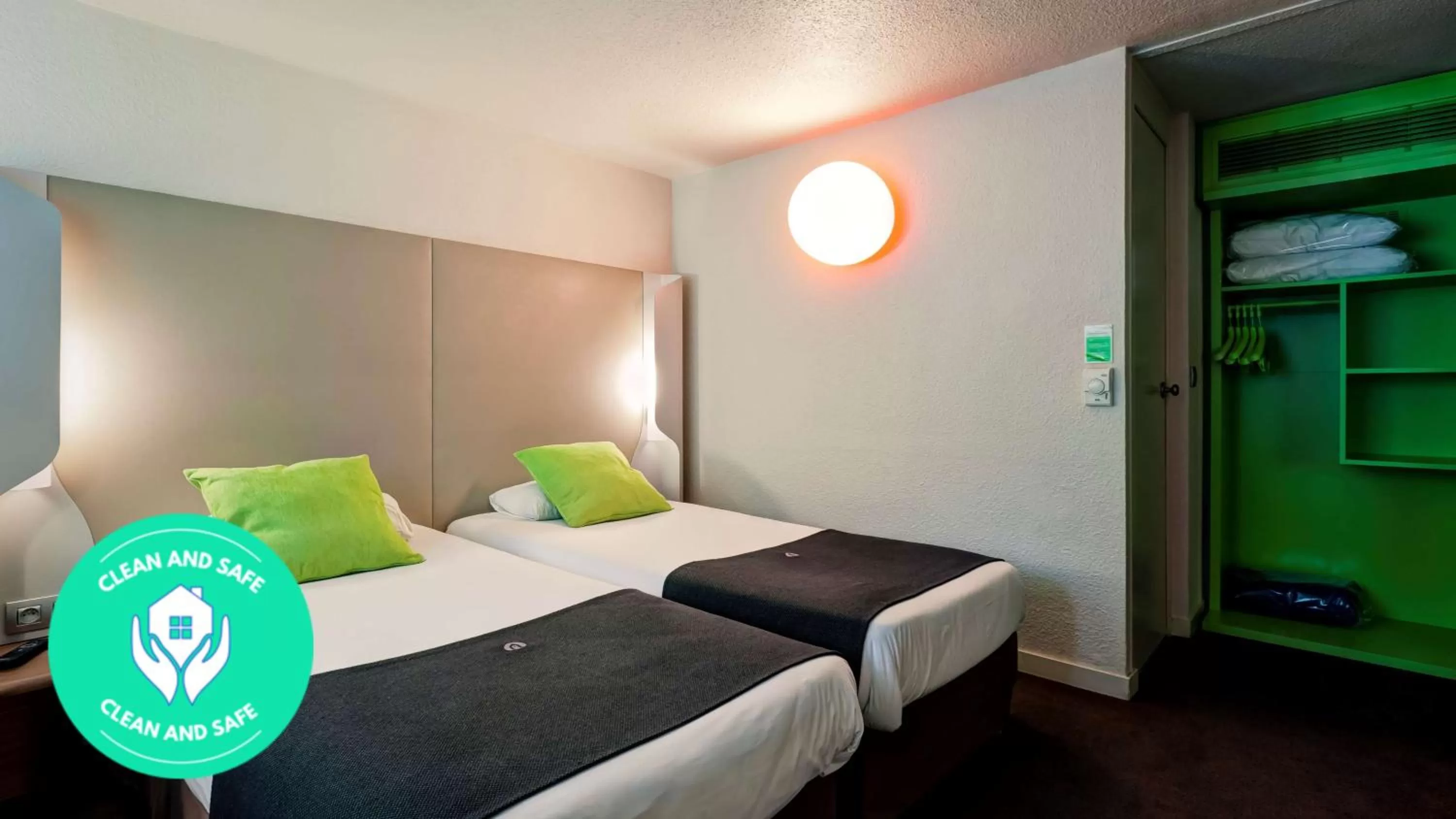 Shower, Bed in Campanile Genève - Ferney-Voltaire