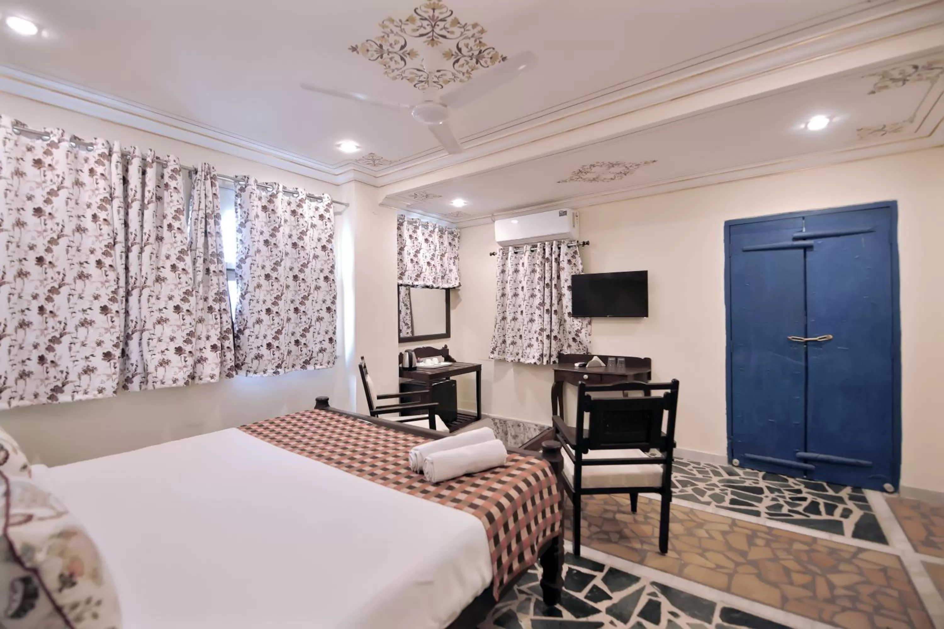 Photo of the whole room, Bed in The Lake View Hotel- On Lake Pichola