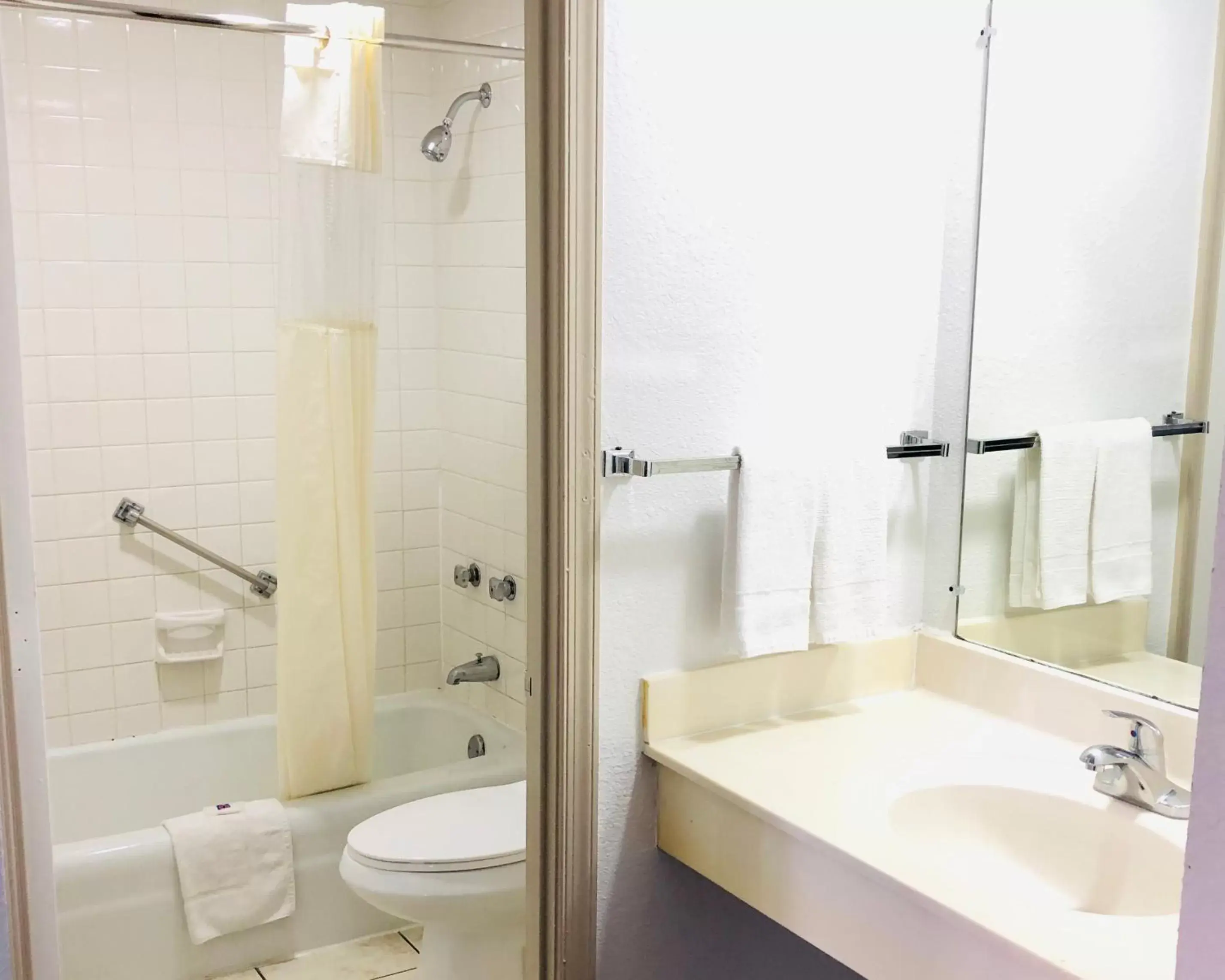 Shower, Bathroom in Motel 6-Falls Church, VA - Arlington Boulevard