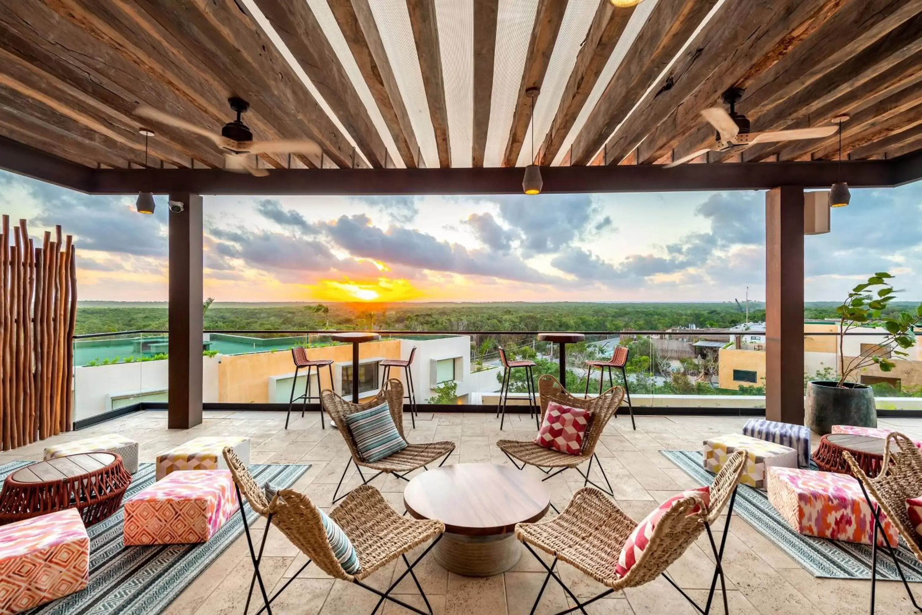 Lounge or bar in Aloft Tulum