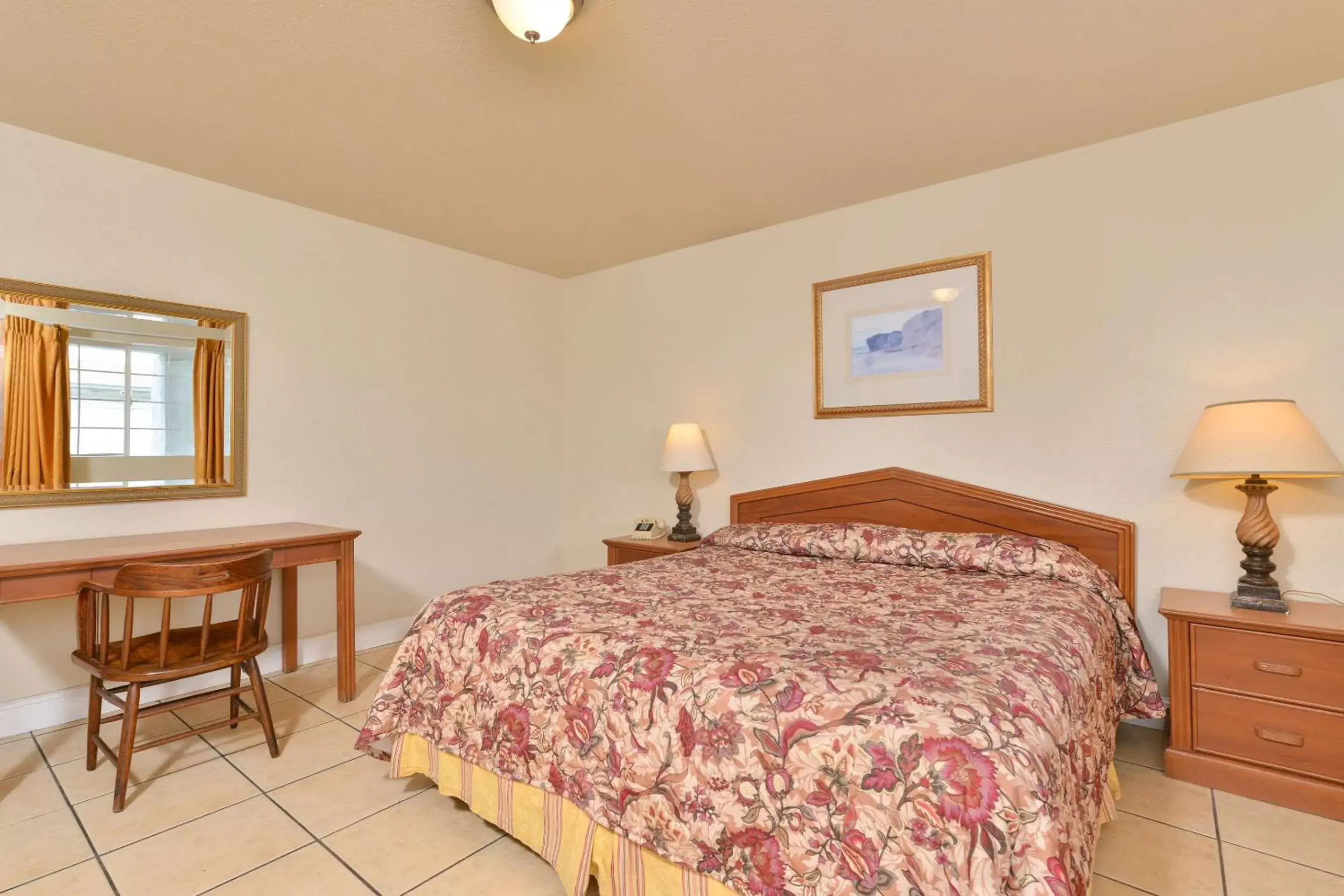 Photo of the whole room, Bed in Rodeway Inn Stockton Highway 99