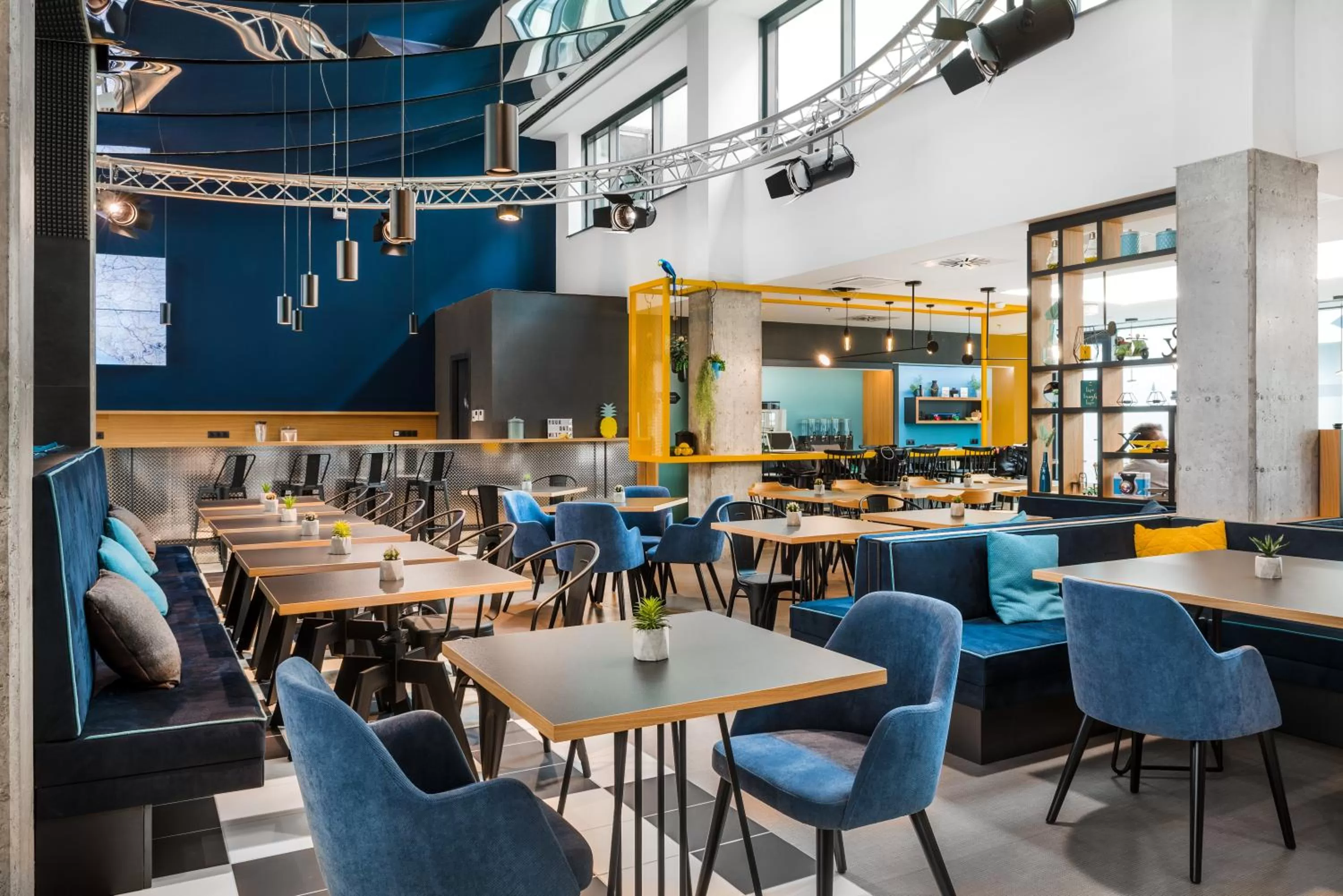 Restaurant/places to eat in D8 Hotel