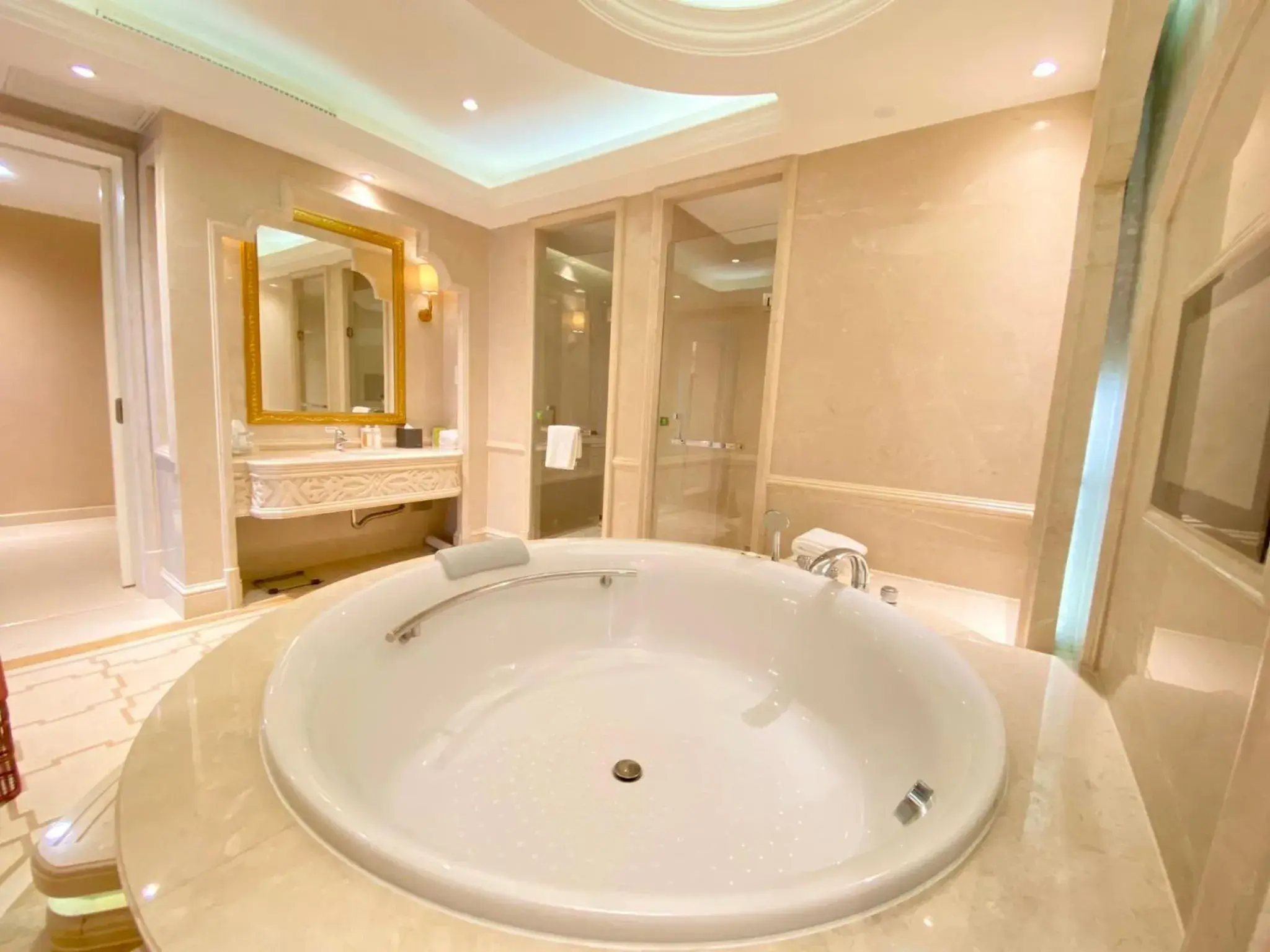 Bedroom, Bathroom in Holiday Inn Foshan Nanhai Central, an IHG Hotel