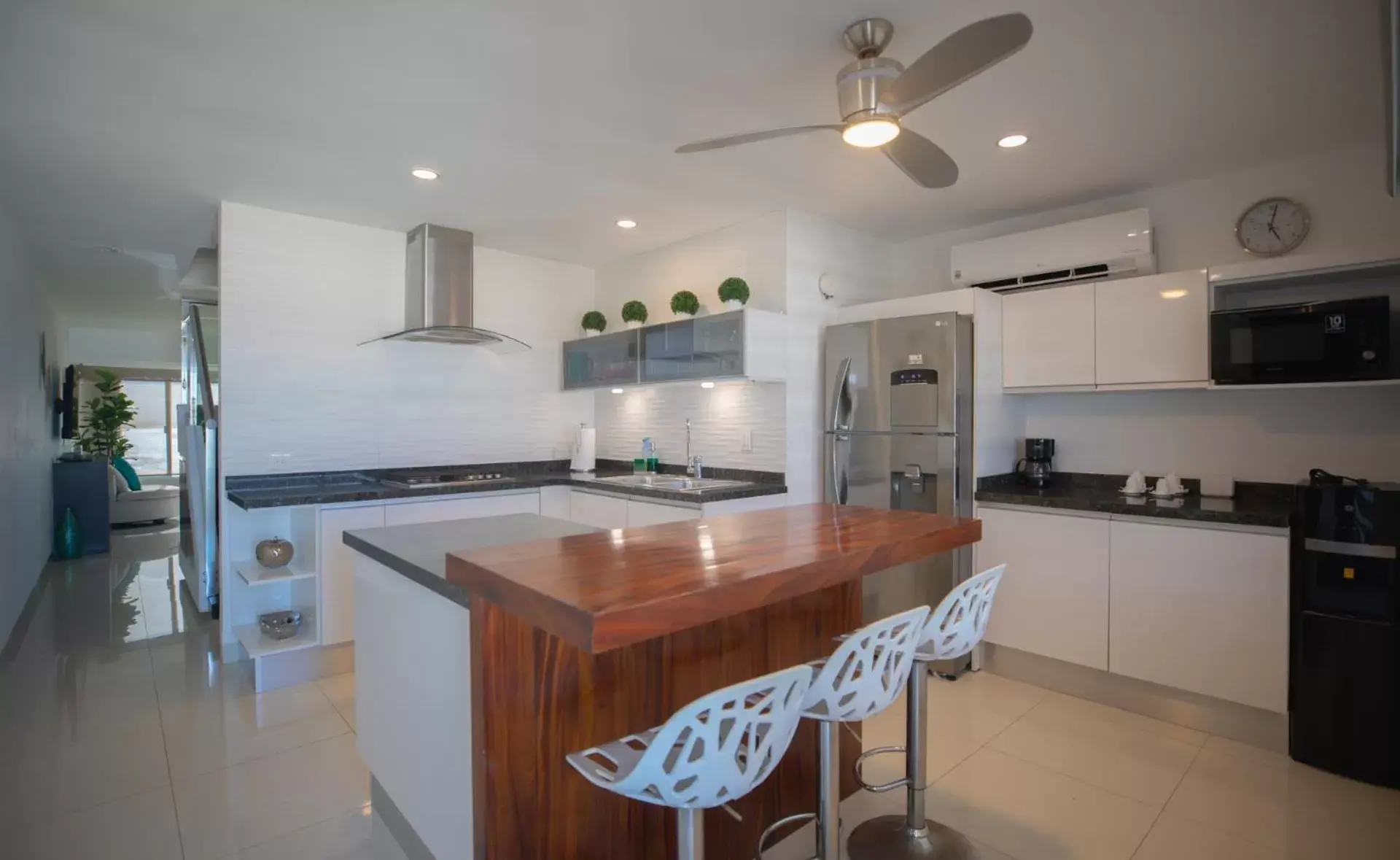 kitchen, Kitchen/Kitchenette in Beachfront Penthouses by LivIN Cancun