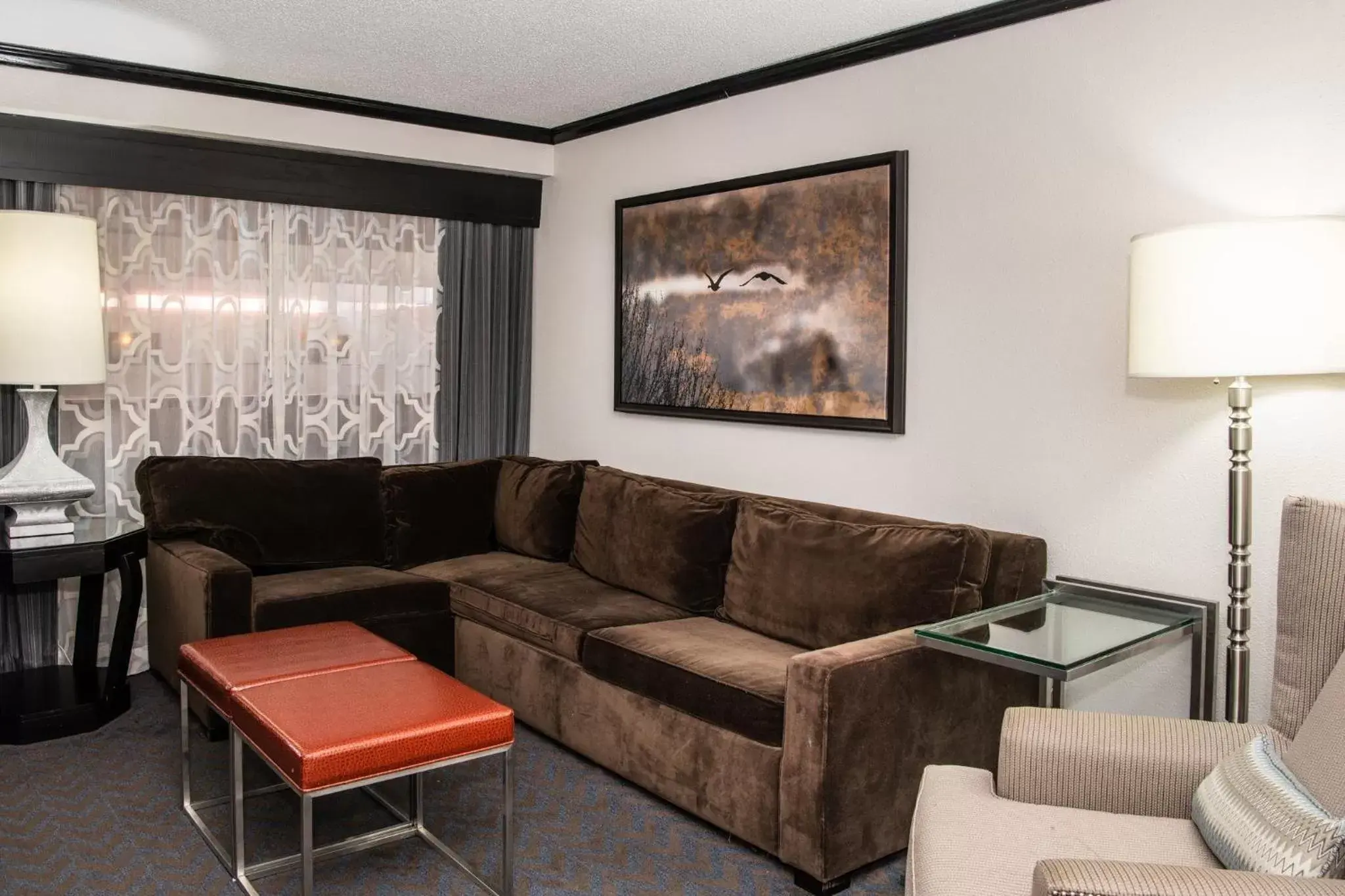 Living room, Seating Area in Sheraton Minneapolis West Hotel