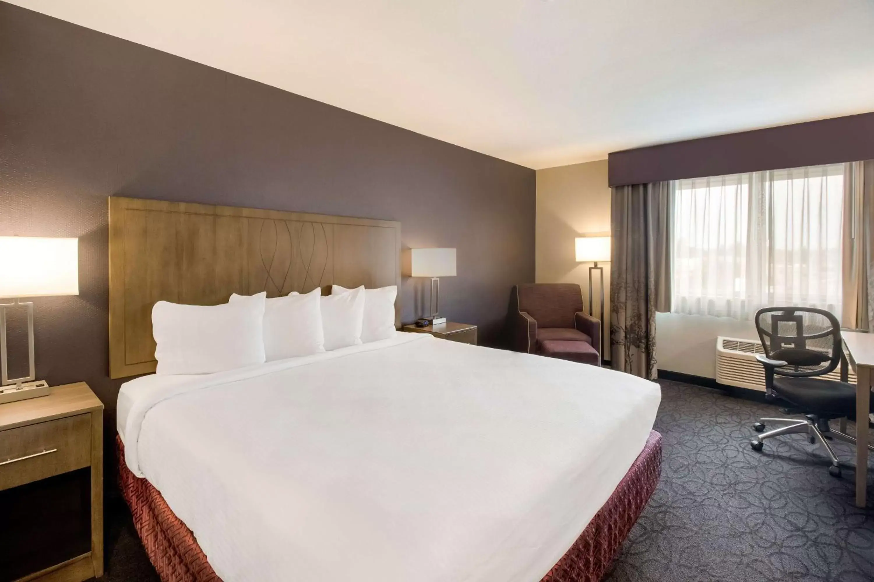 Bedroom, Bed in Best Western McMinnville Inn Bedroom, Bed in Best Western McMinnville Inn