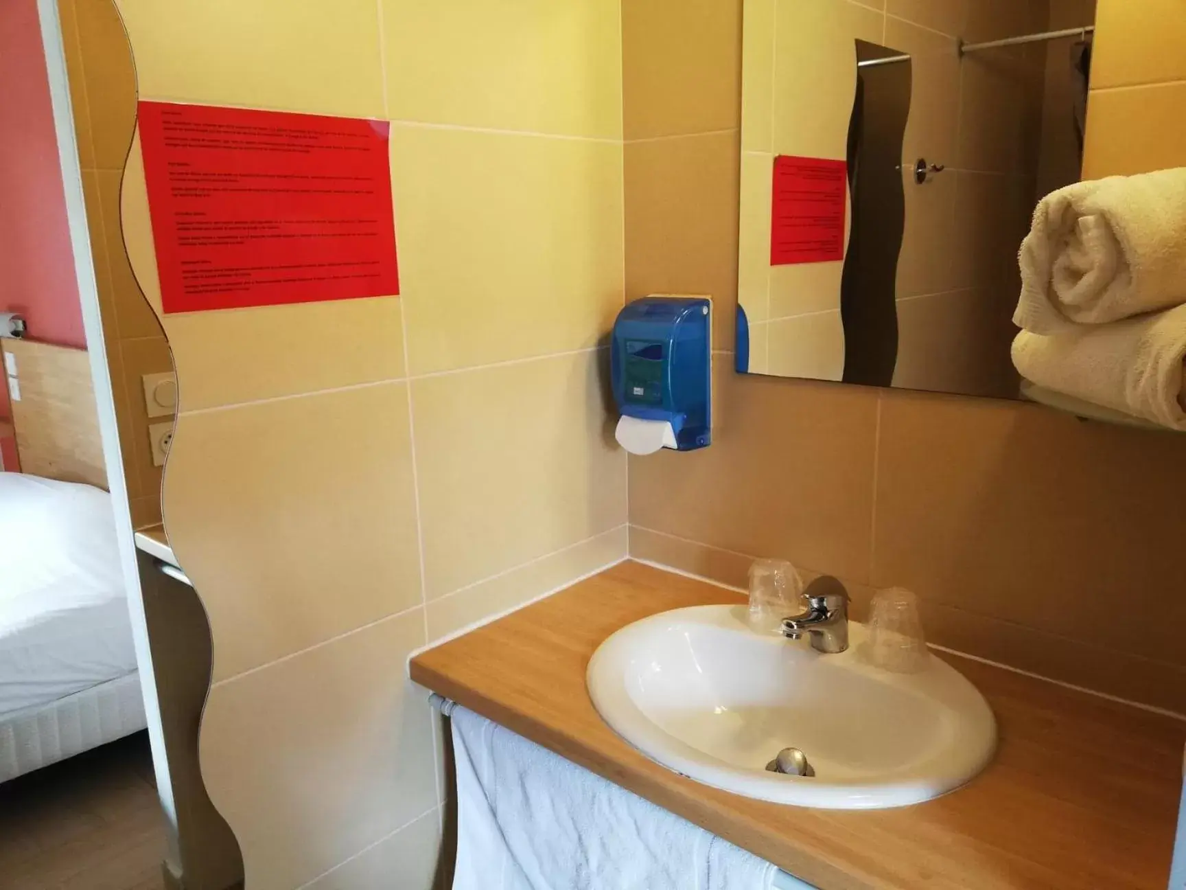 Shower, Bathroom in Hôtel Acajou