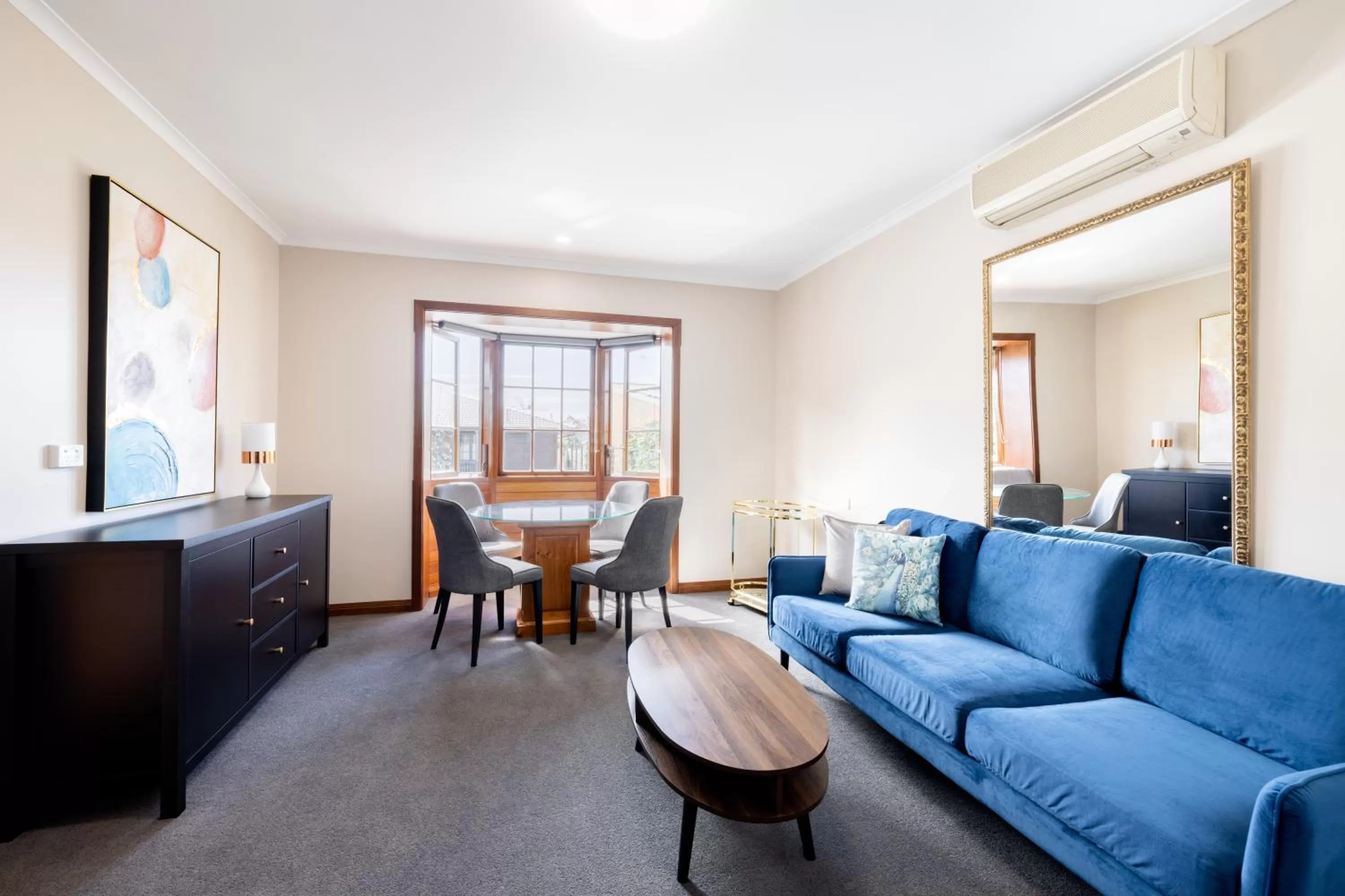 Living room in Adelaide Inn