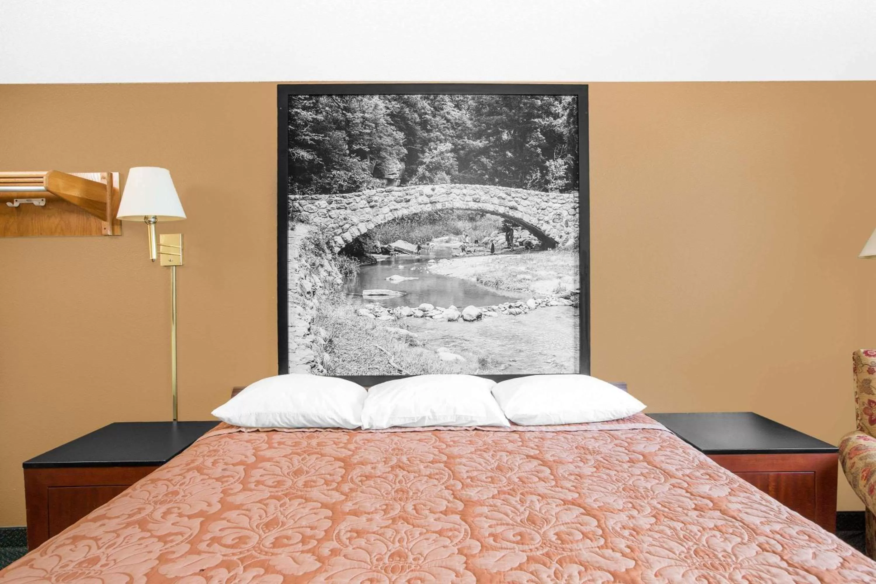 Photo of the whole room, Bed in Super 8 by Wyndham Sioux City/Morningside Area