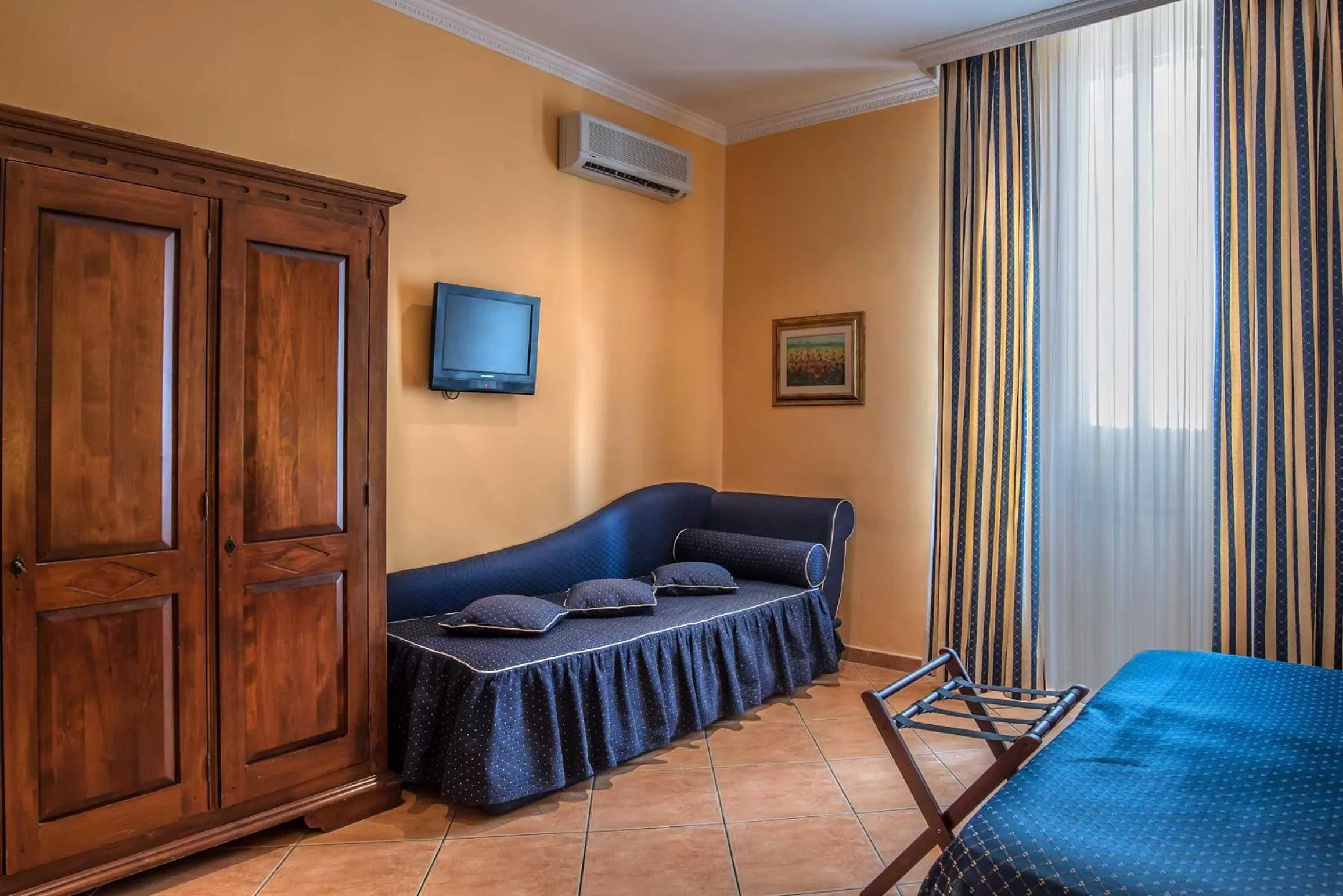 Photo of the whole room in Hotel Caracciolo