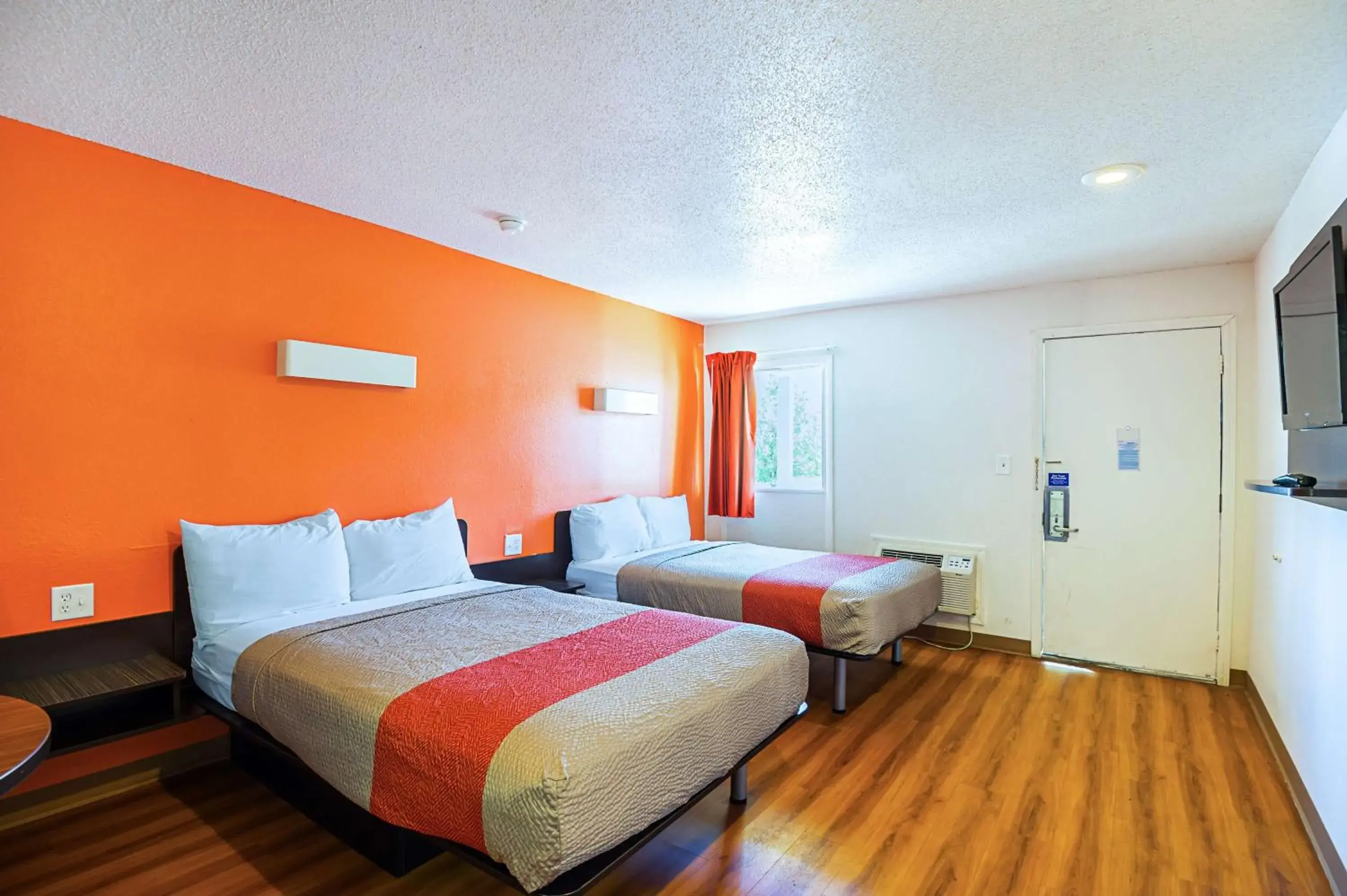 Photo of the whole room, Bed in Motel 6 Blue Springs, MO