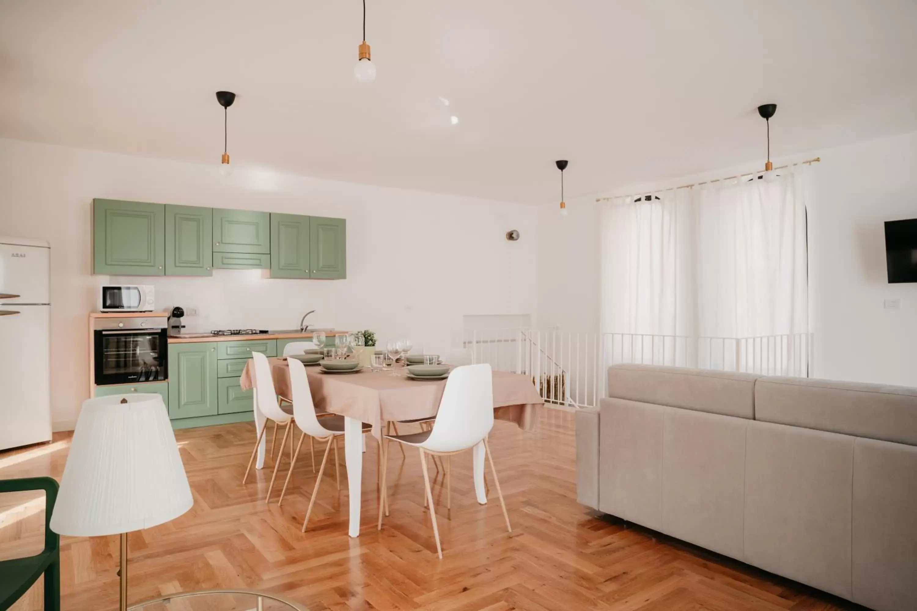 TV and multimedia, Dining Area in Vista Napoli Residence by Casa Napoletana