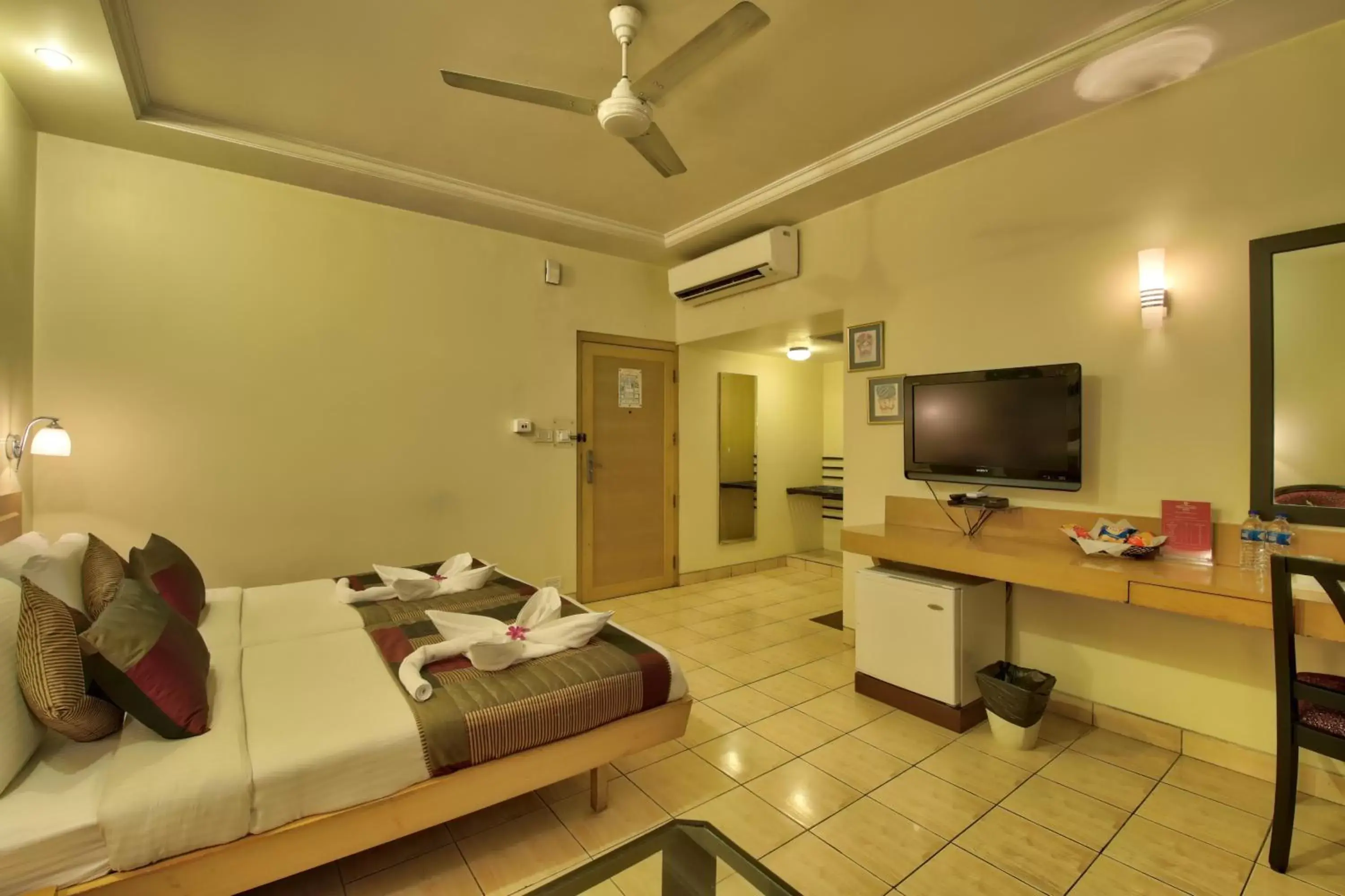 TV/Entertainment Center in Vishwaratna Hotel