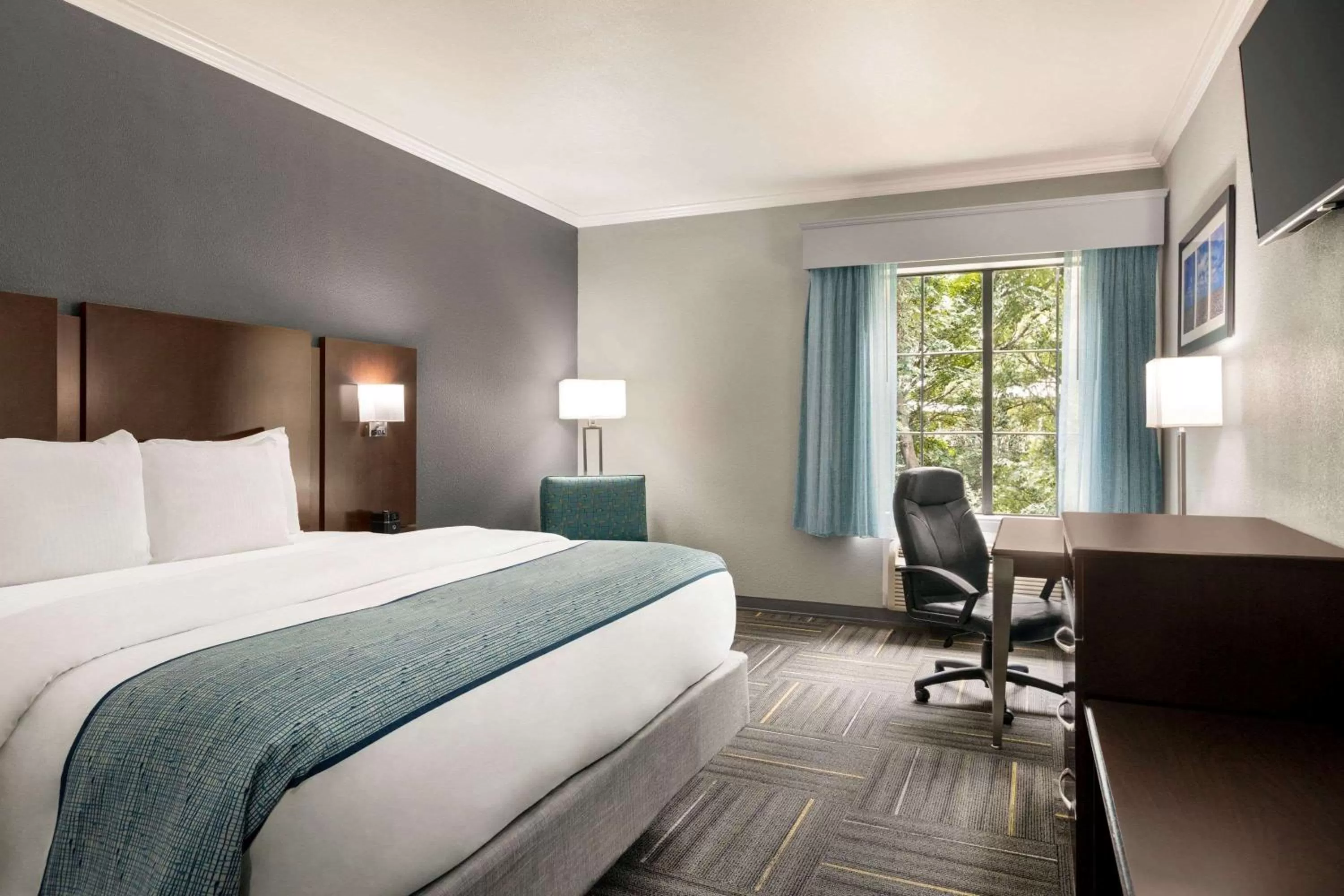 Photo of the whole room, Bed in La Quinta by Wyndham Dublin