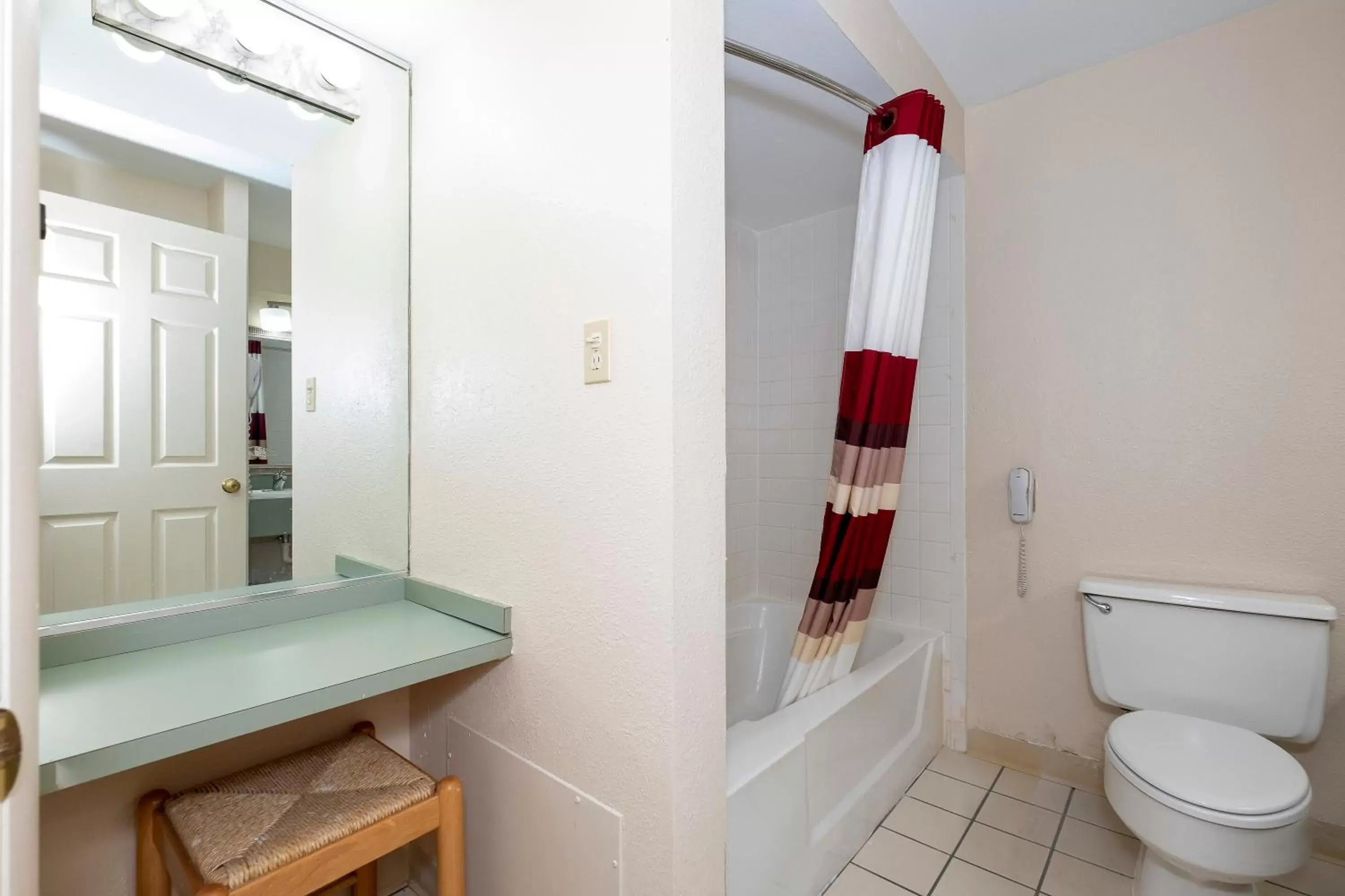 Bathroom in Red Roof Inn & Suites Hazleton
