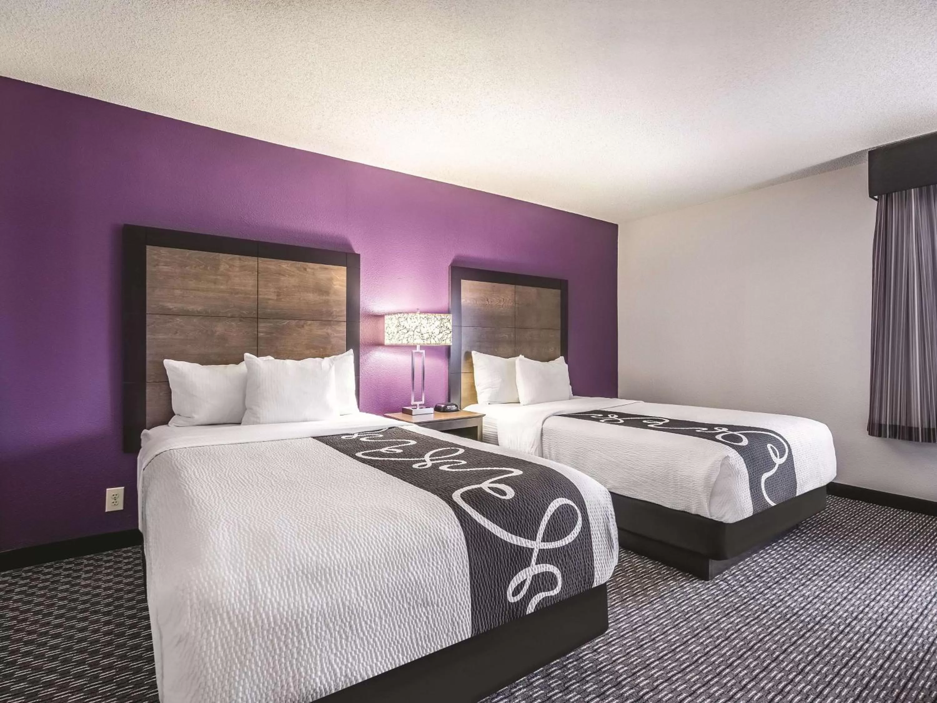 Photo of the whole room, Bed in La Quinta by Wyndham Hartford Bradley Airport