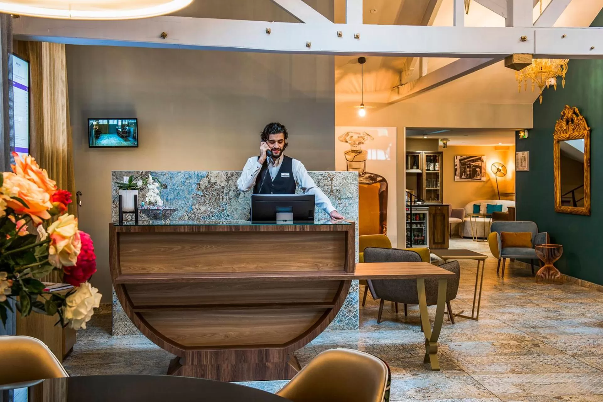 Lobby or reception in Hôtel Mercure Paris Suresnes Longchamp