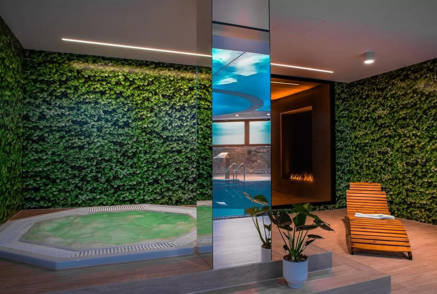 Swimming pool in Hotel Crocus