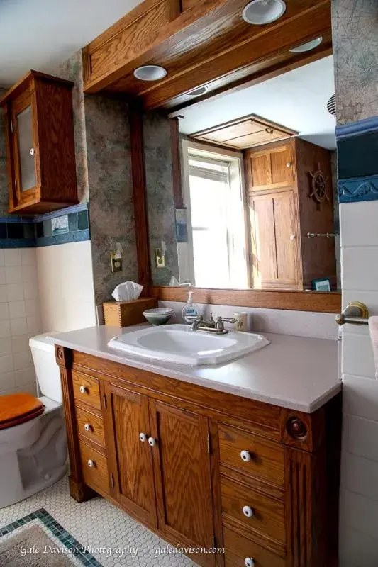 Photo of the whole room, Bathroom in Clary Lake Bed and Breakfast