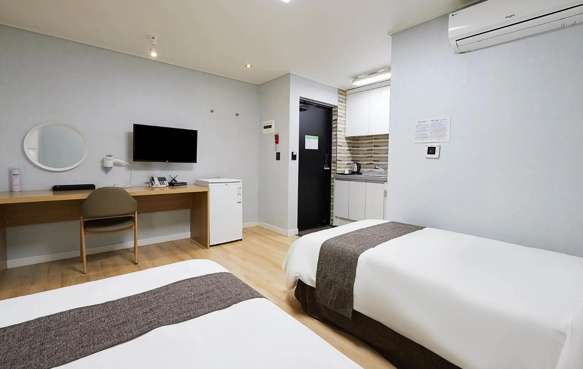 Photo of the whole room, Bed in Malu Hotel Suwon