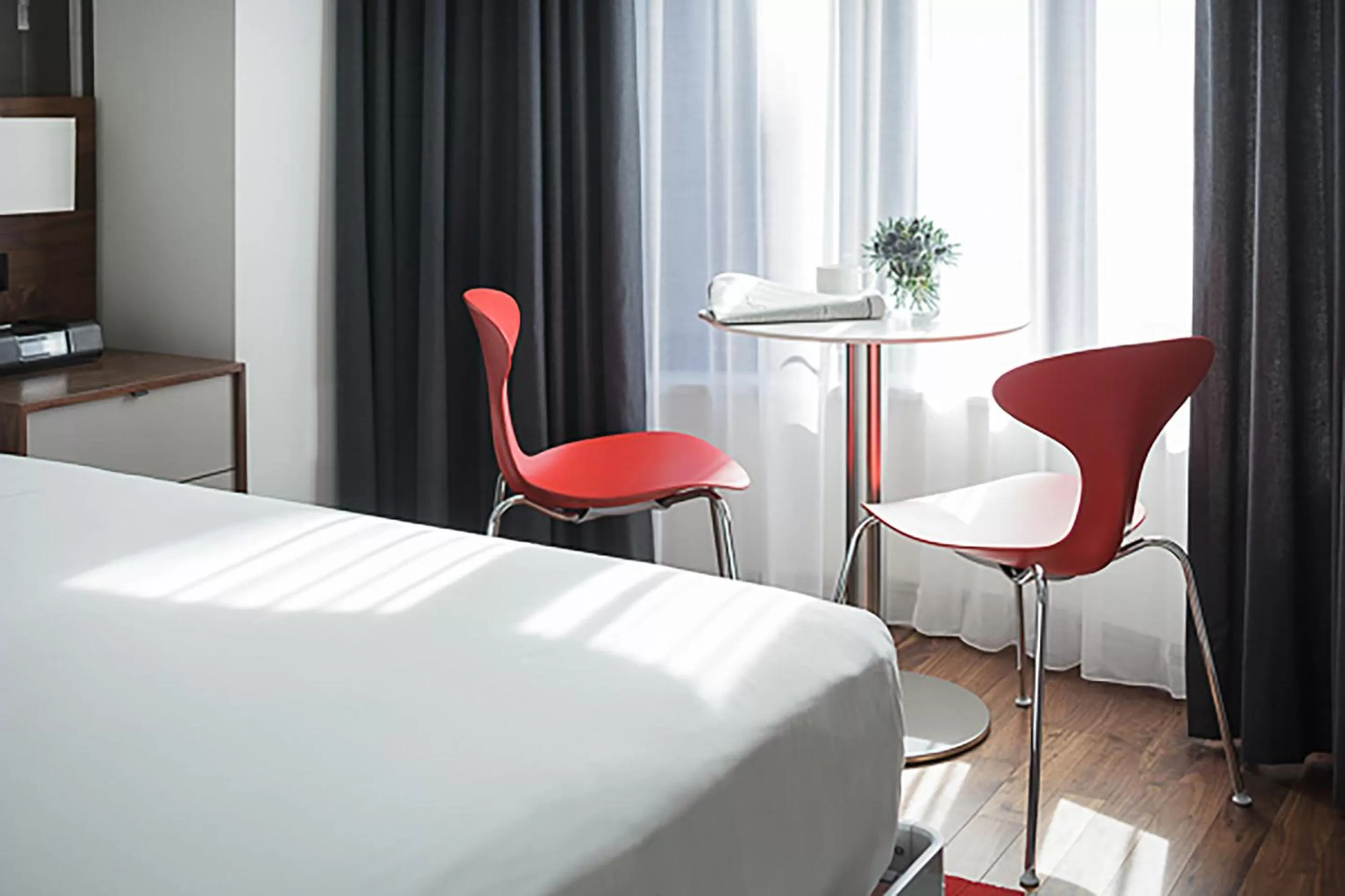 Seating area, Bed in The Revolution Hotel