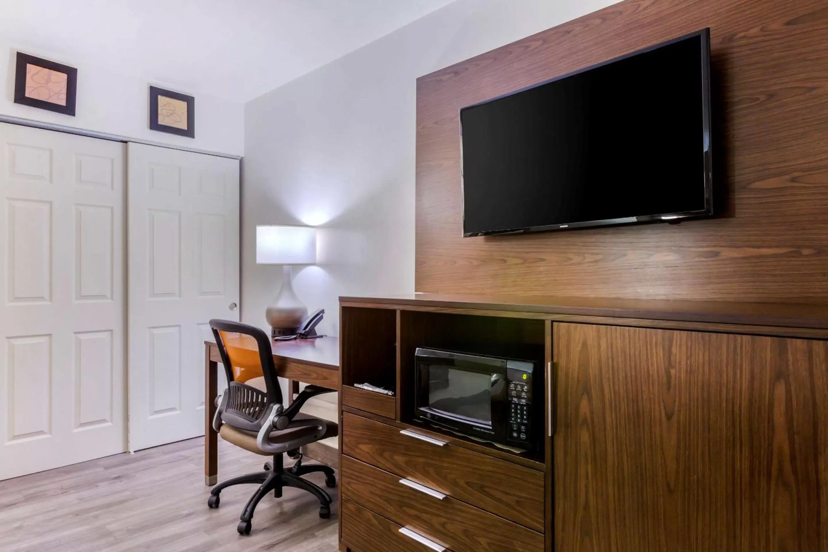 Bedroom, TV/Entertainment Center in Comfort Suites At Sabino Canyon
