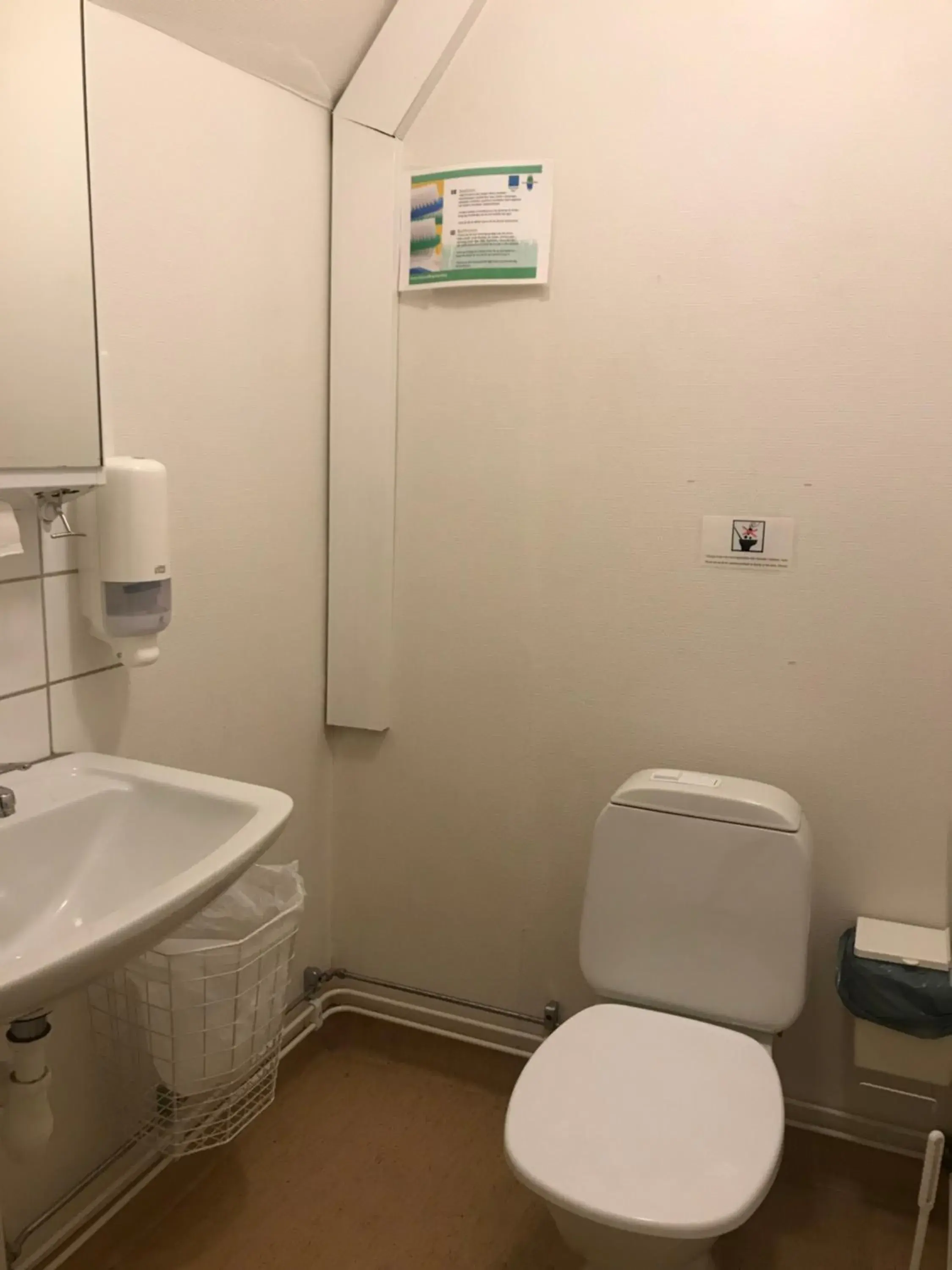 Toilet, Bathroom in Halmstad Hotell & Vandrarhem Kaptenshamn