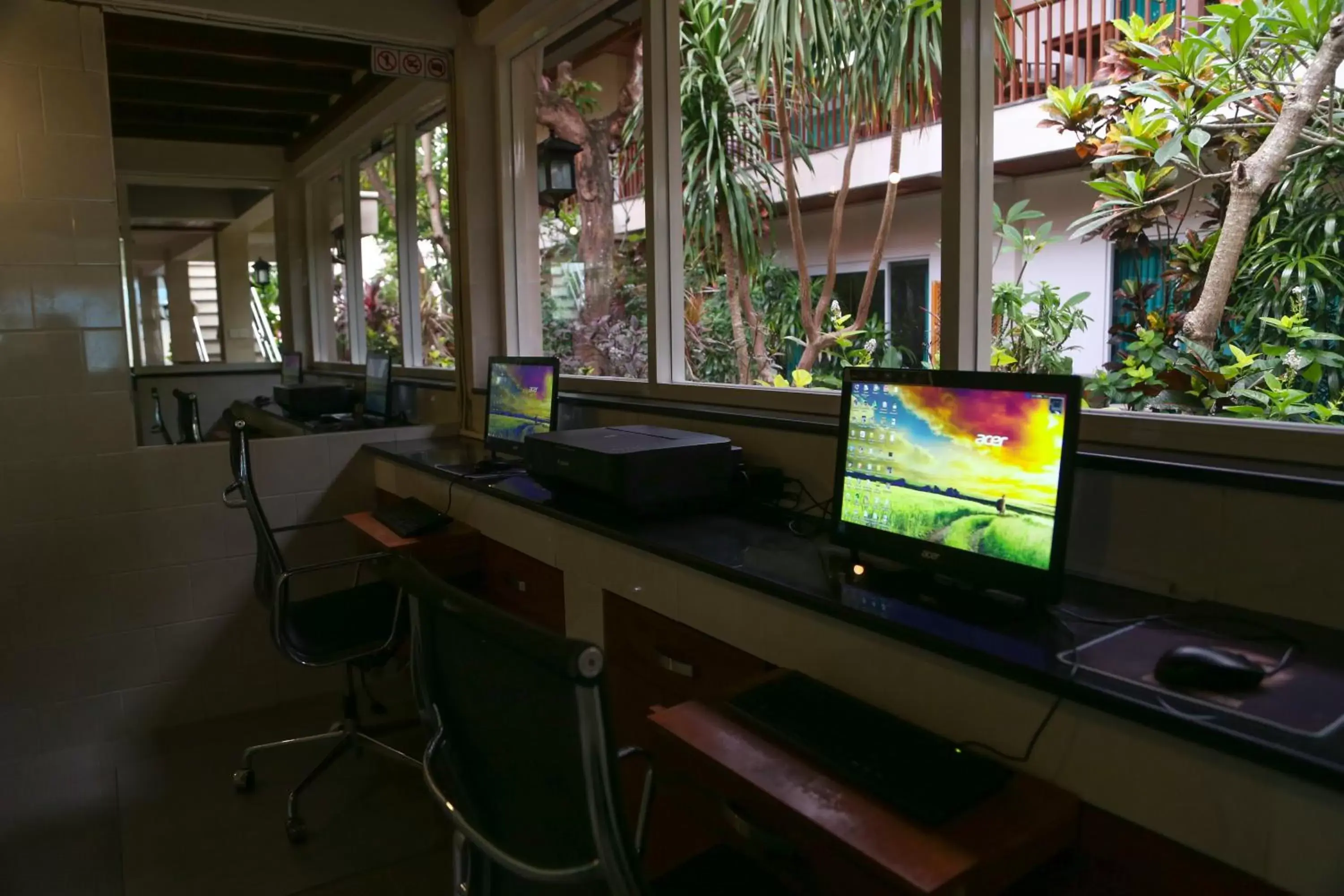 Communal lounge/ TV room, TV/Entertainment Center in Aquarius Beach Hotel