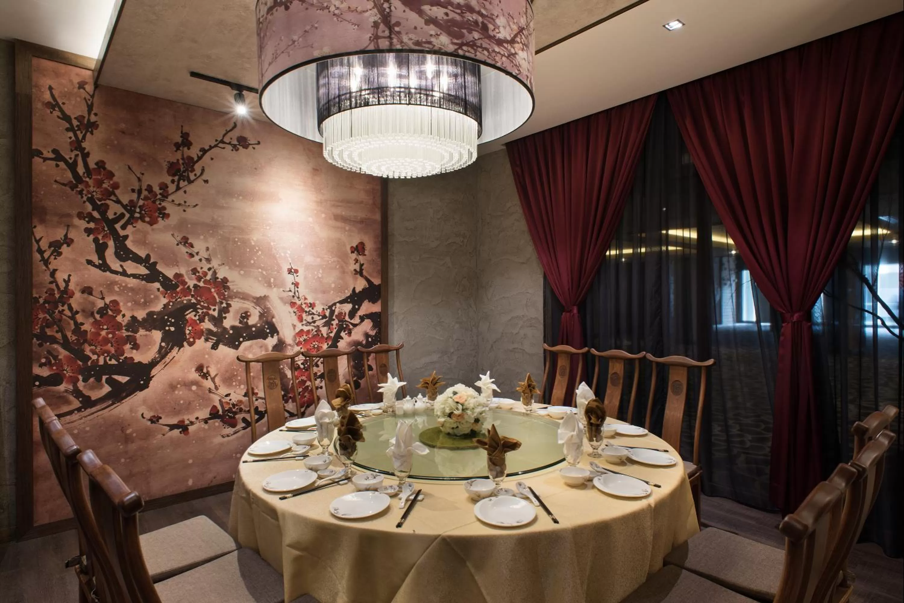 Restaurant/places to eat in Vangohh Eminent Hotel & Spa