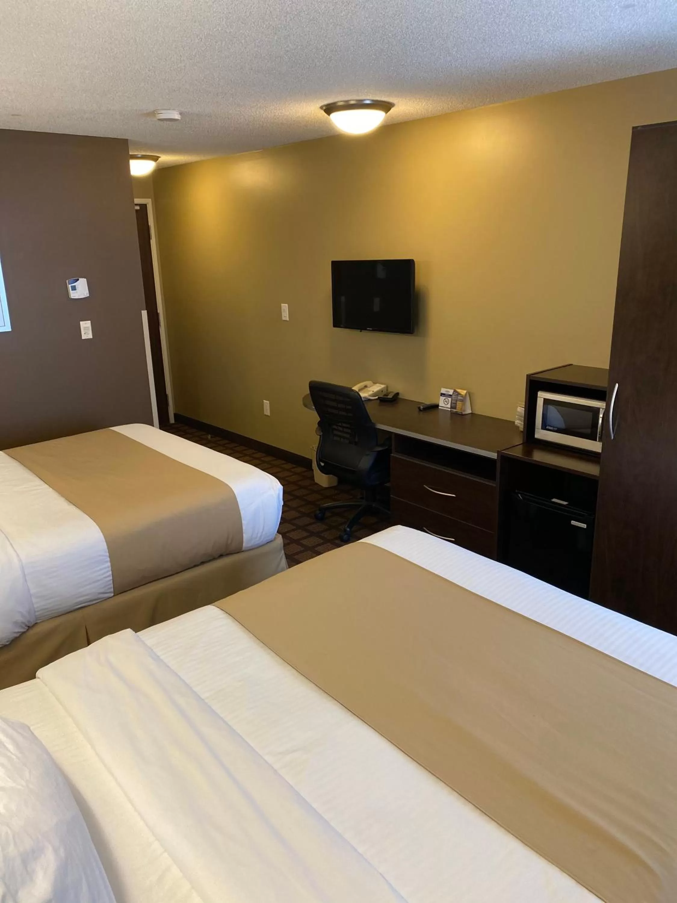 Bedroom, Bed in Microtel Inn & Suites by Wyndham - Timmins