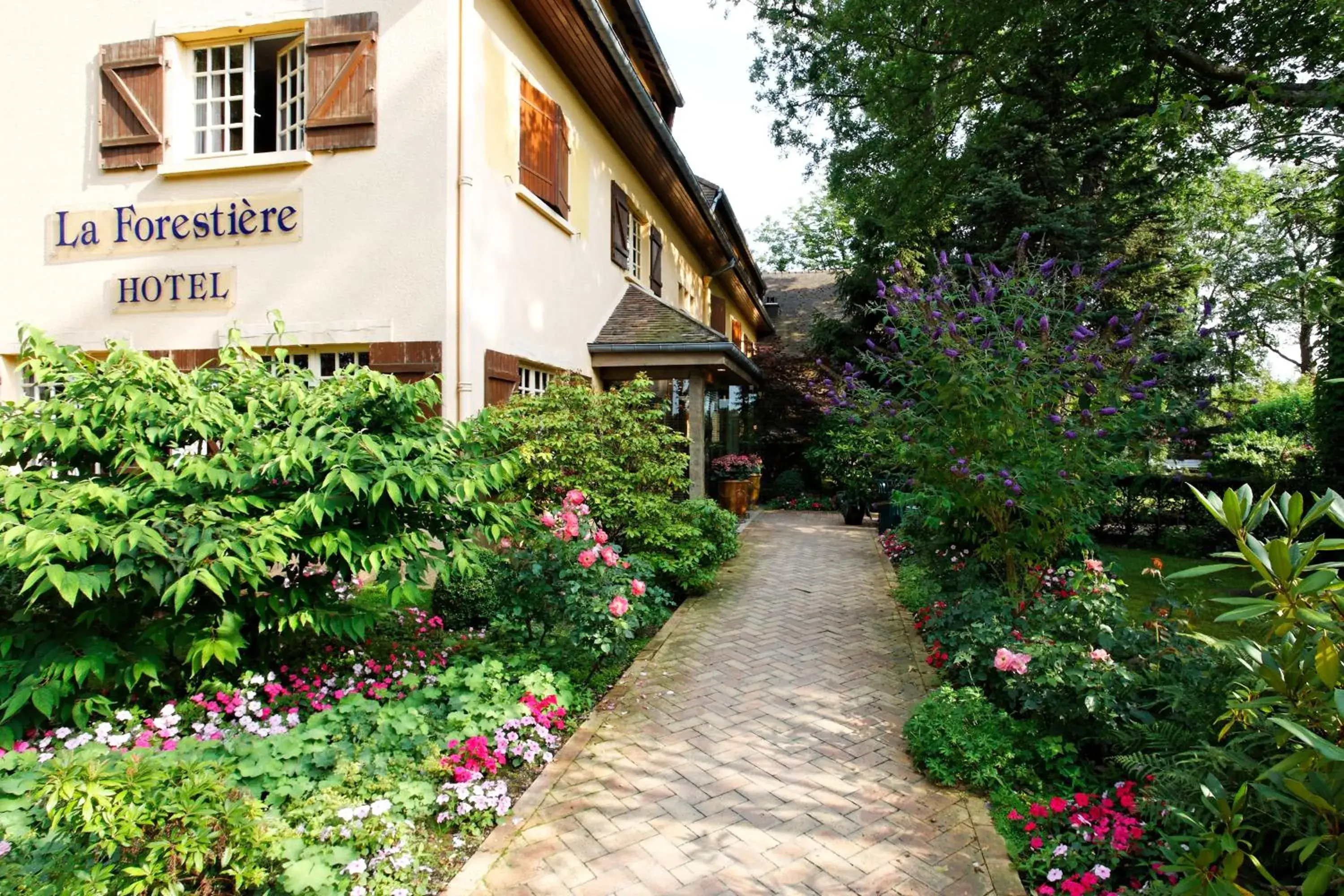 Facade/entrance, Property Building in Cazaudehore, hôtel de charme au vert