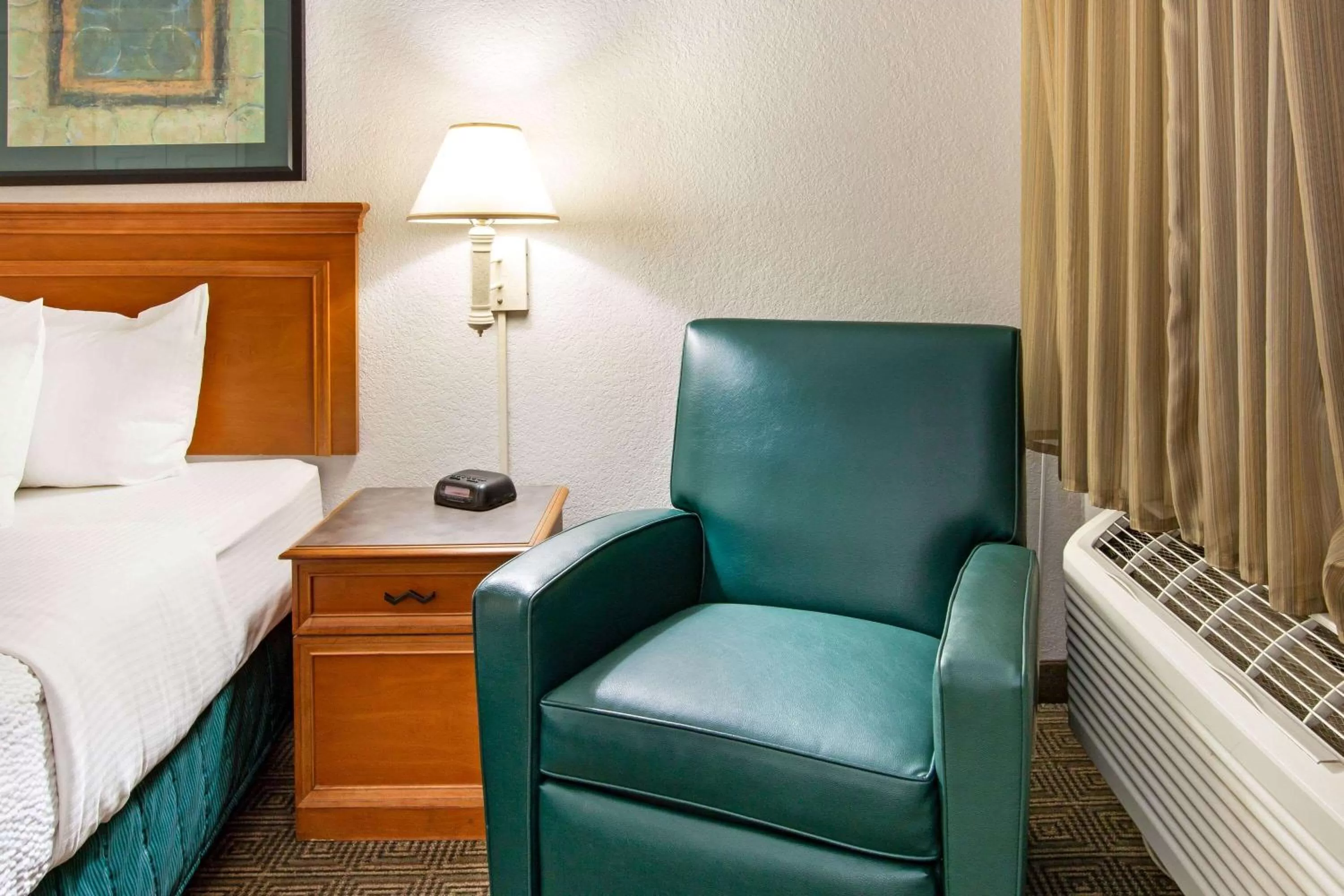 Photo of the whole room, Bed in La Quinta Inn by Wyndham Albuquerque Airport