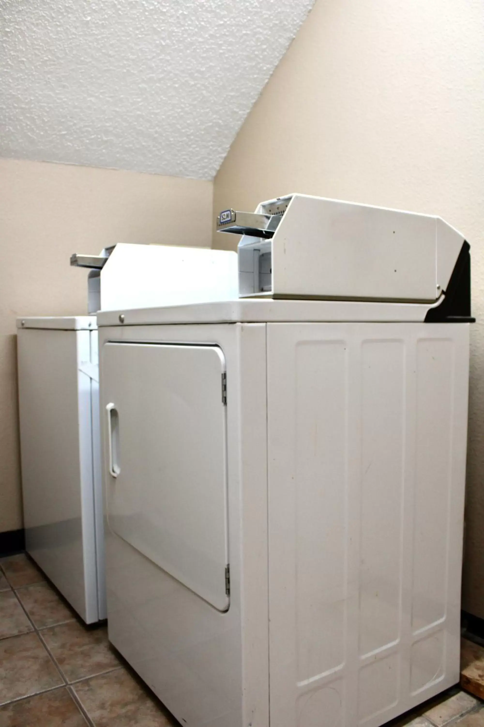 washing machine, Kitchen/Kitchenette in HomeTown Inn & Suites