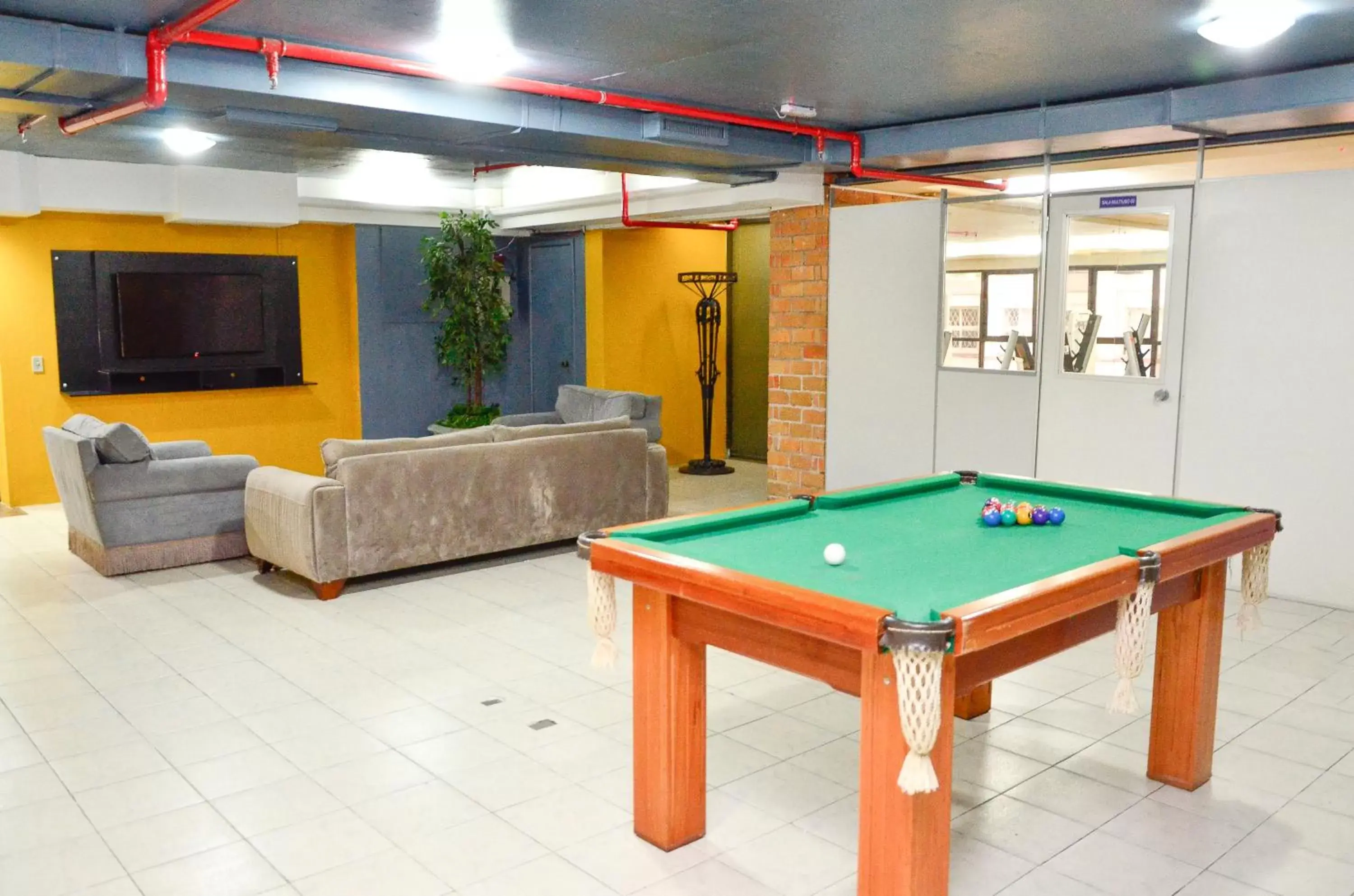 Communal lounge/ TV room, Billiards in Embaixador Hotel e Centro de Eventos