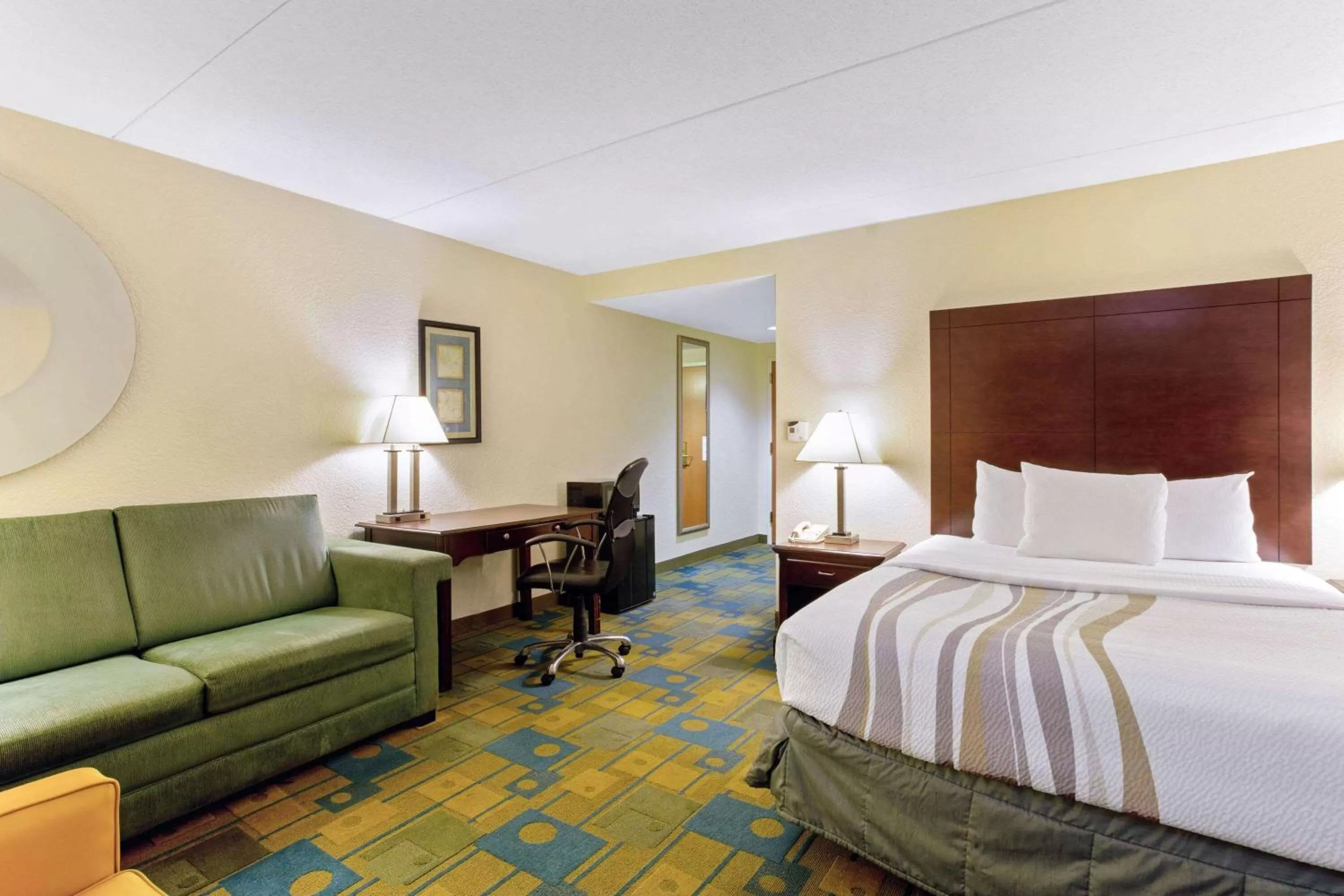 Photo of the whole room, Bed in La Quinta by Wyndham Boston Somerville