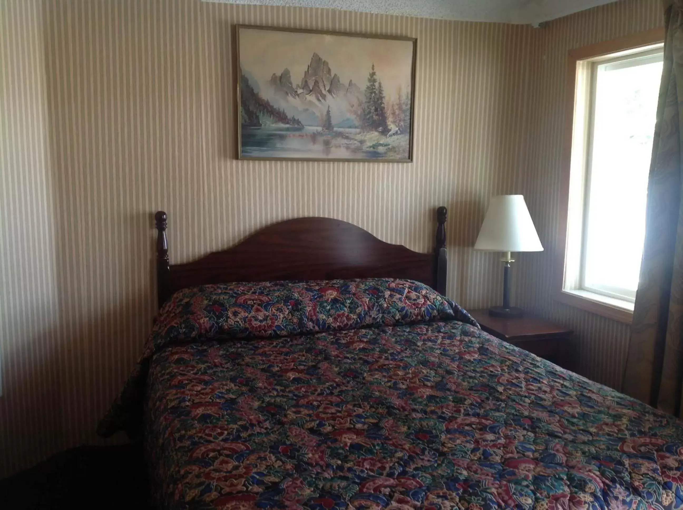 Day, Bed in Budget Inn Motel Chemult