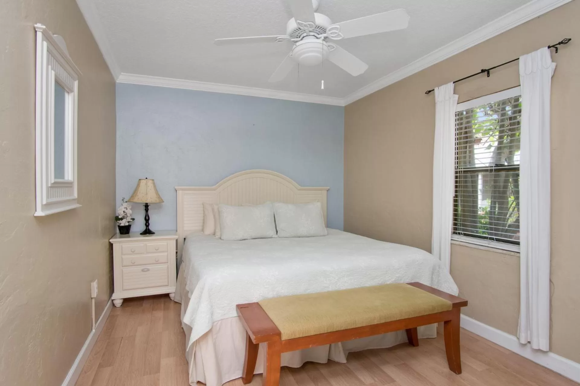 Two-Bedroom King Apartment with Oceanfront View in Beach Place Guesthouses